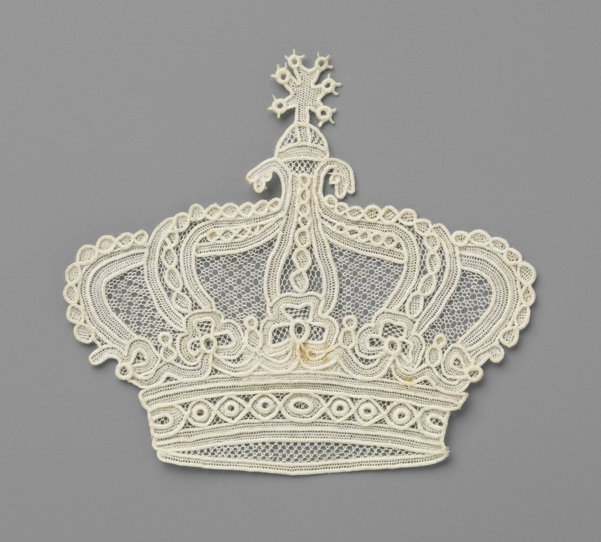 Ontwerp van naaldkant met een motief van een kroon by Bôval-De Beck