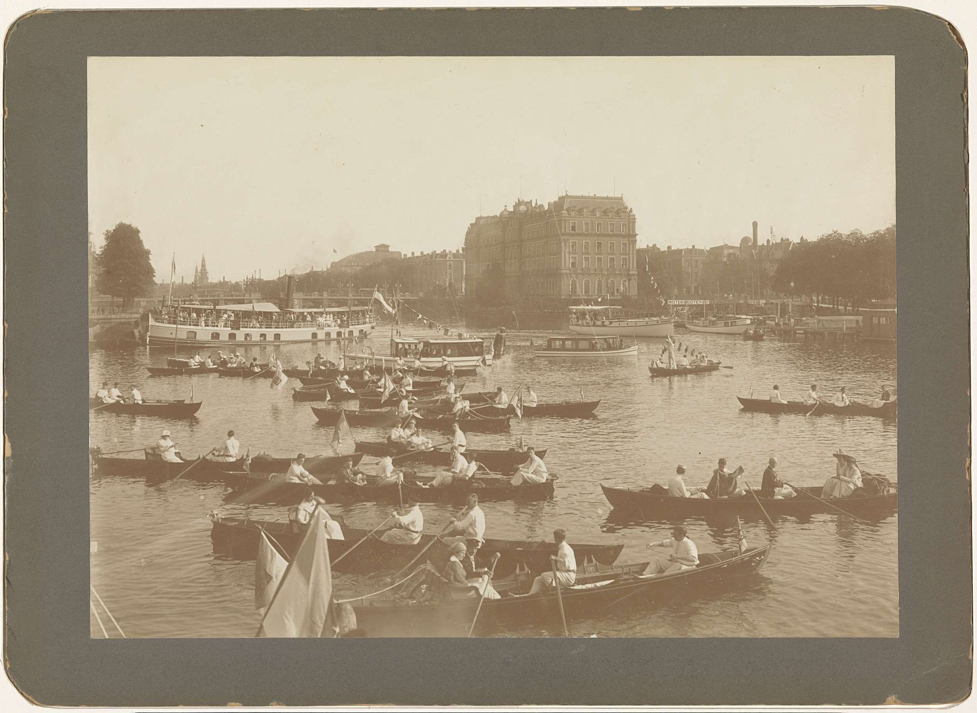 Roeiers op de Amstel (tussen Stadhouderskade en het Amstel Hotel), Amsterdam by E. van Elfrinkhoff