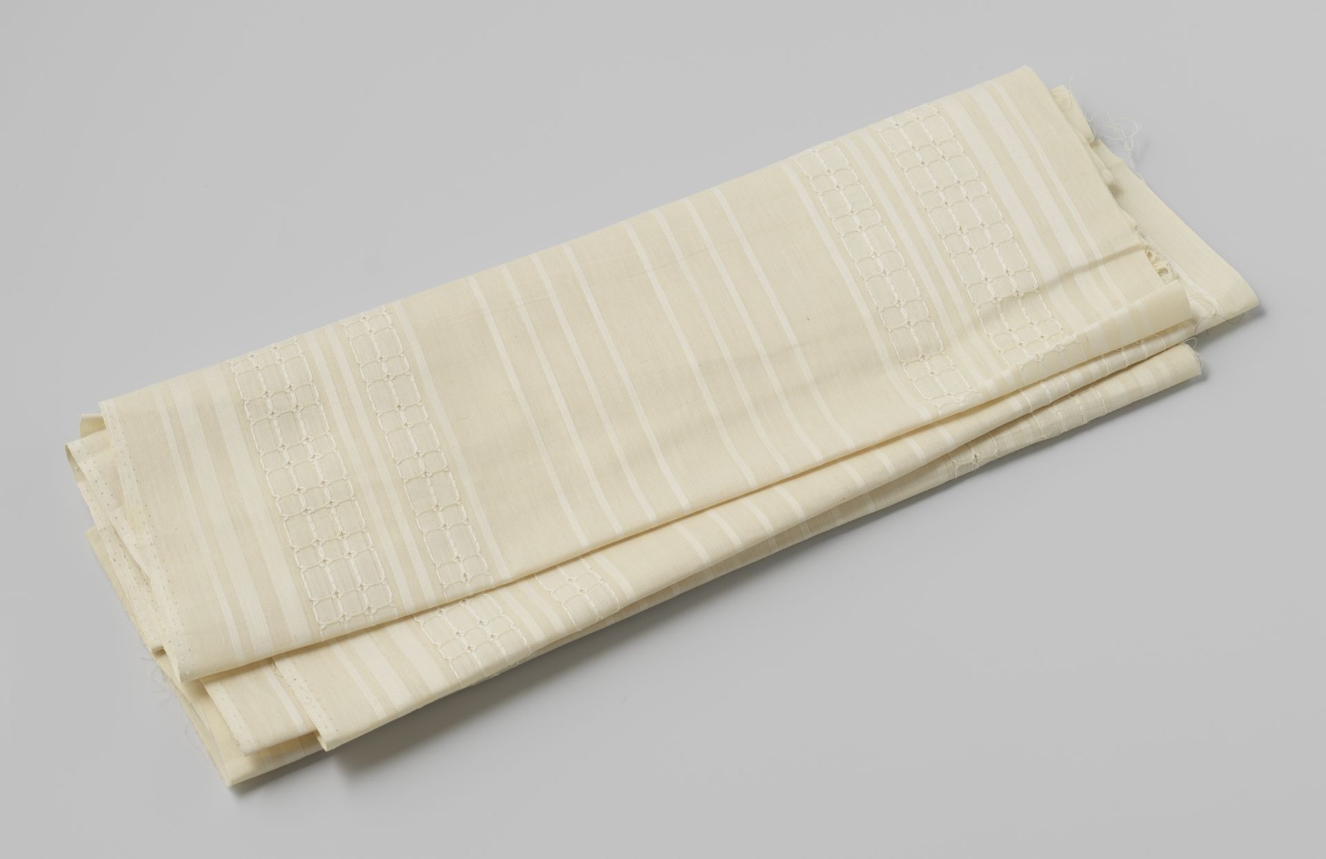 Coupon wit parasolkatoen met beige strepen aan weerszijden by Gustav Schnitzler
