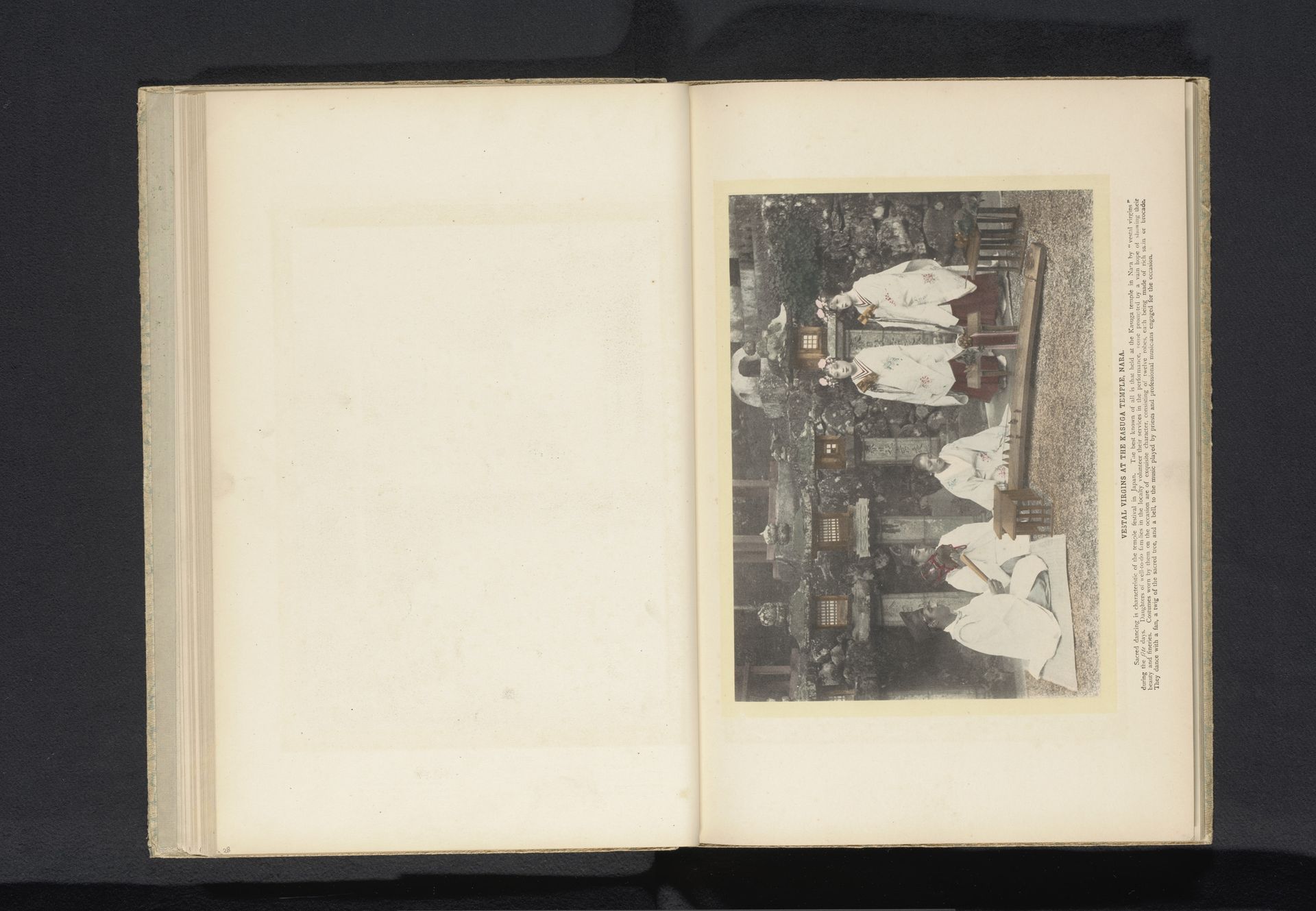 Twee mannen en drie vrouwen bij de Kasuga tempel in Nara, Japan by Anonymous