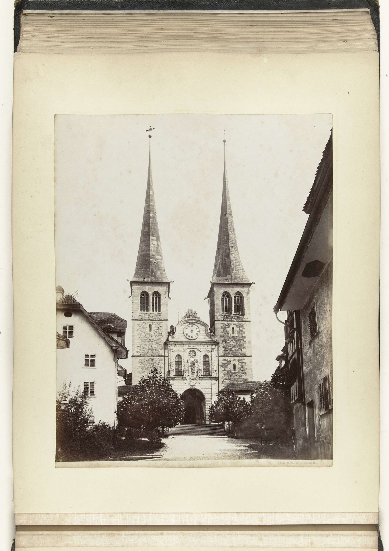 Exterieur van de Hofkirche St. Leodegar in Luzern by Giorgio Sommer