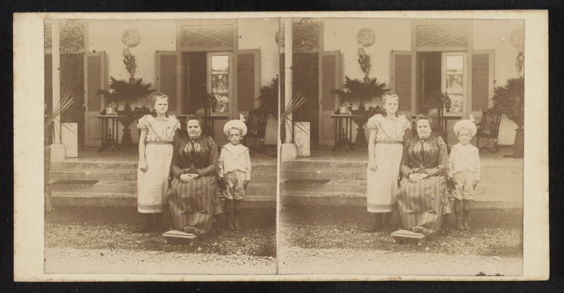 Vrouw met twee kinderen by Robert Julius Boers