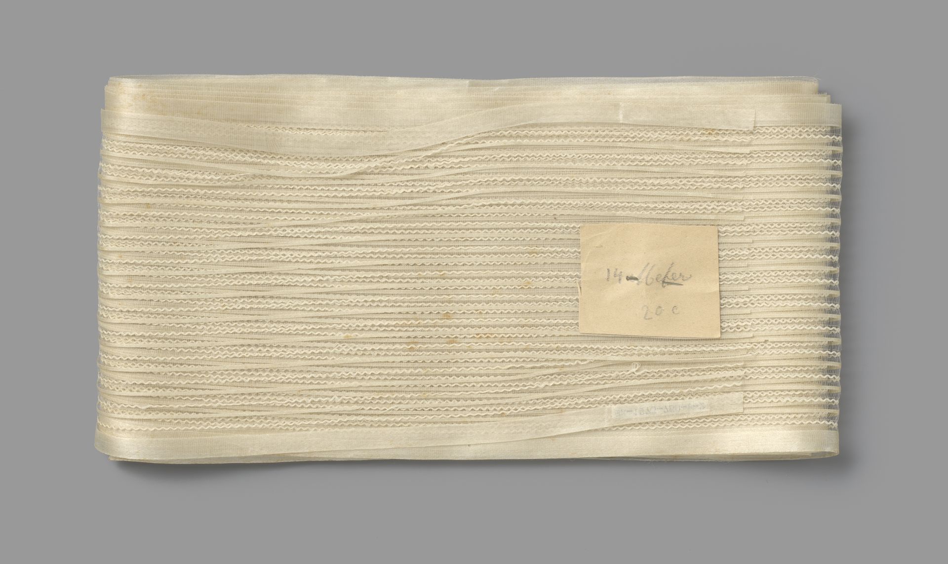 Metrage crème-wit lint van zijden gaas met ingeweven zigzagpatroon by Gustav Schnitzler
