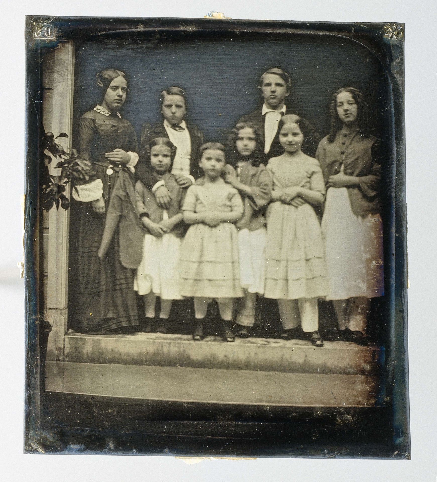 Groepsportret van leden van de familie Asser en bekenden by Eduard Isaac Asser