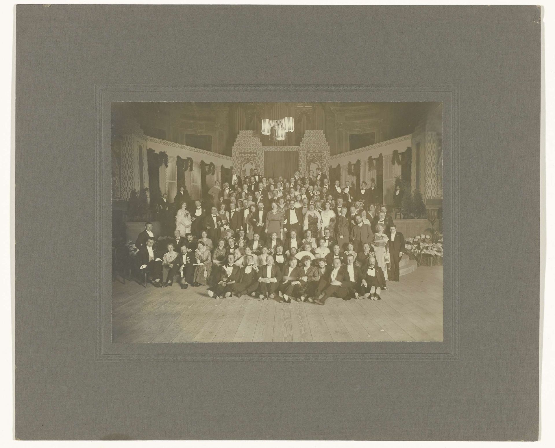 Groepsportret van een muziekgezelschap in het Concertgebouw, Amsterdam by Vereenigde Foto-bureaux Amsterdam