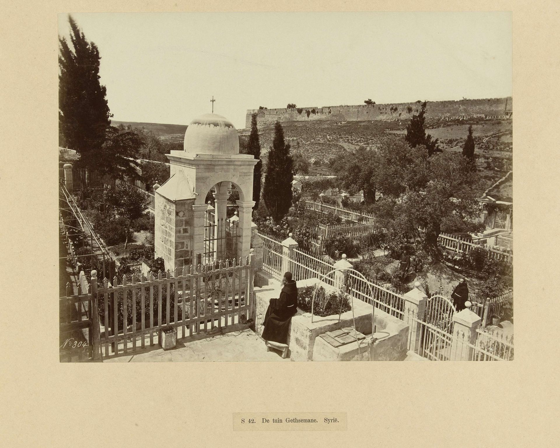Gezicht op de tuin van Getsemane, Jeruzalem by Félix Bonfils