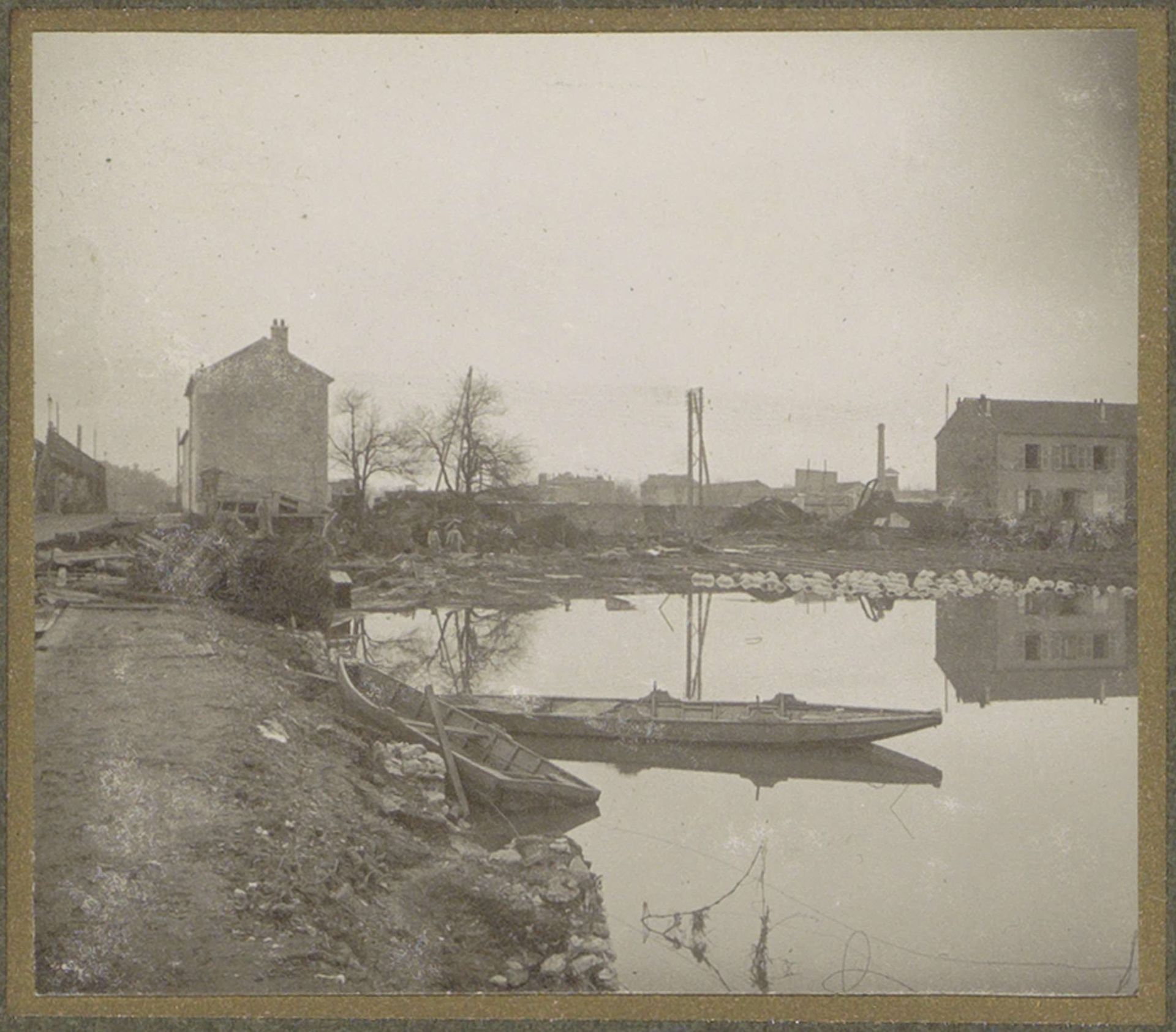 Bootje en huizen in een overstroomde buitenwijk van Parijs by G. Dangereux