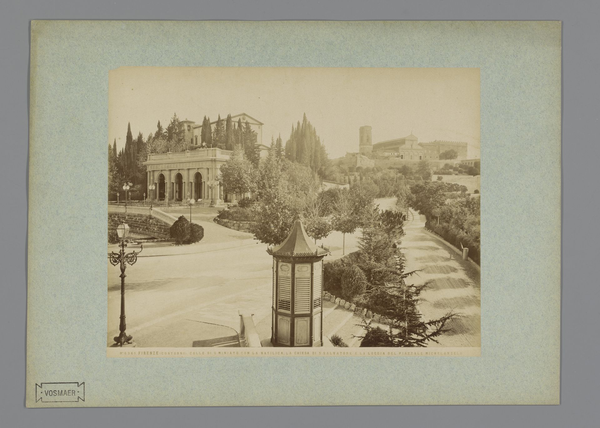Gezicht op het Piazzale Michelangelo met de Chiesa di San Salvatore al Monte en de San Miniato al Monte te Florence, Italië by Fratelli Alinari
