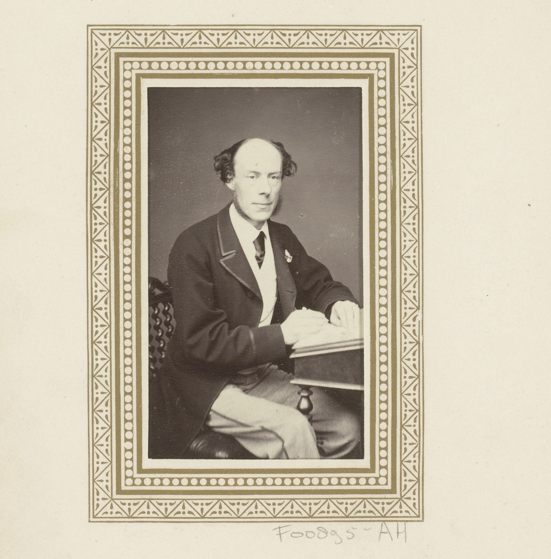 Portret van een man, zittend aan een bureau by Maull & Co