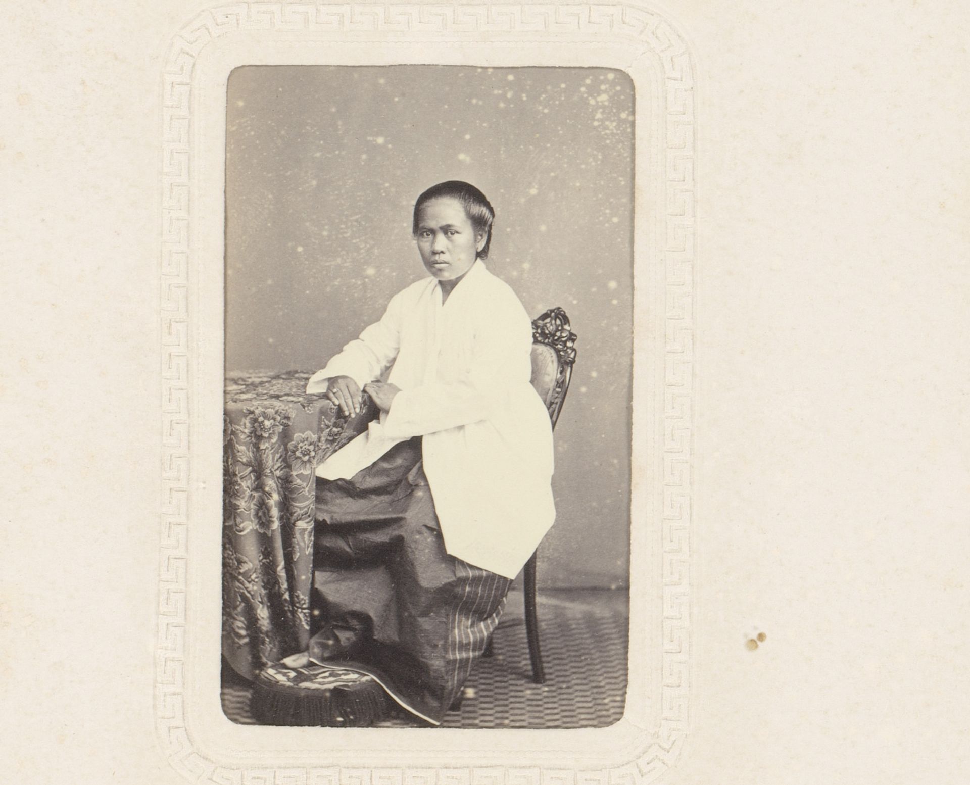 Portret van een Indonesische vrouw by Woodbury & Page
