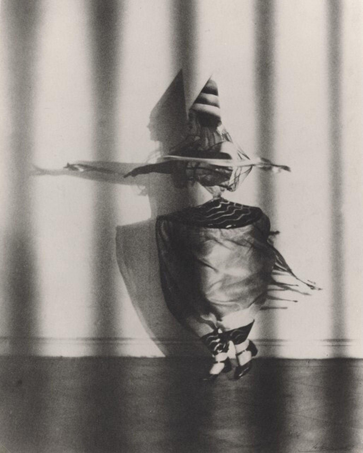 Lieselotte Felger, die Wespentaille in dem Tanz, der Kreisel, Berlin (Lieselotte Felger as “Die Wespentaille” in the Dance “Der Kreisel,” Berlin)
 by Lotte Jacobi