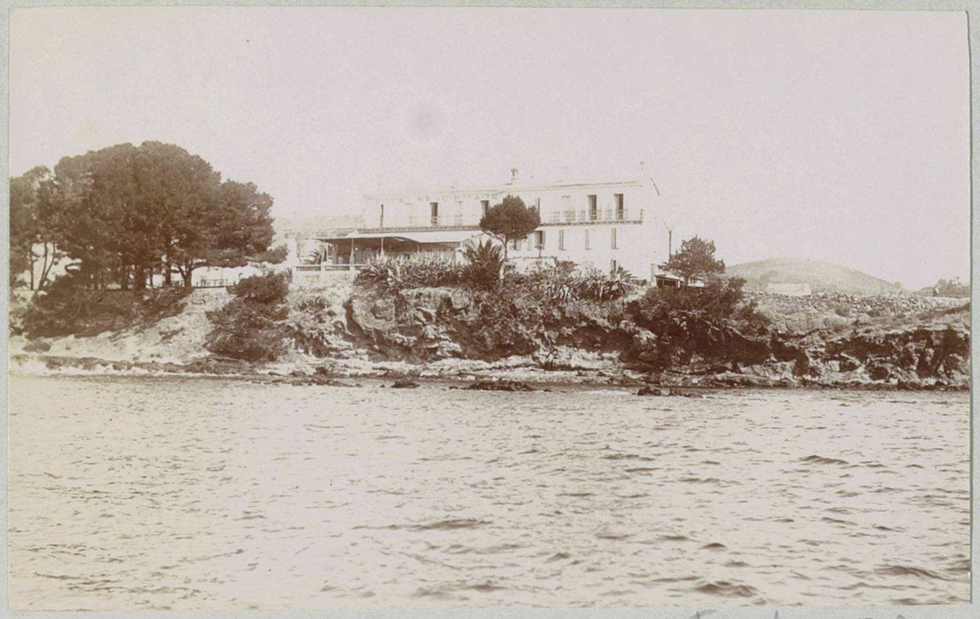 Gezicht op een villa aan de kust in Carqueiranne by Delizy