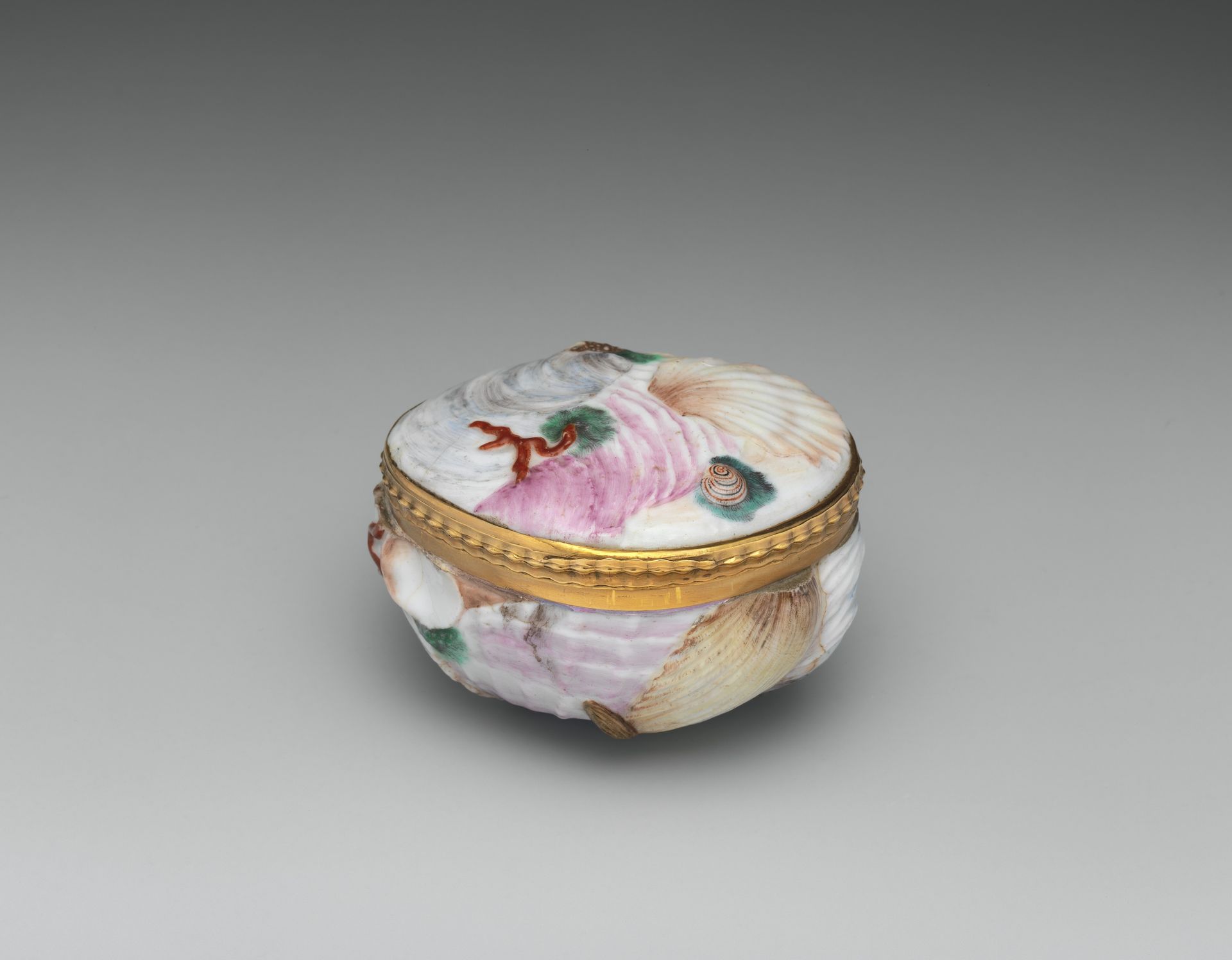 Shell-shaped snuffbox by Capodimonte Porcelain Manufactory