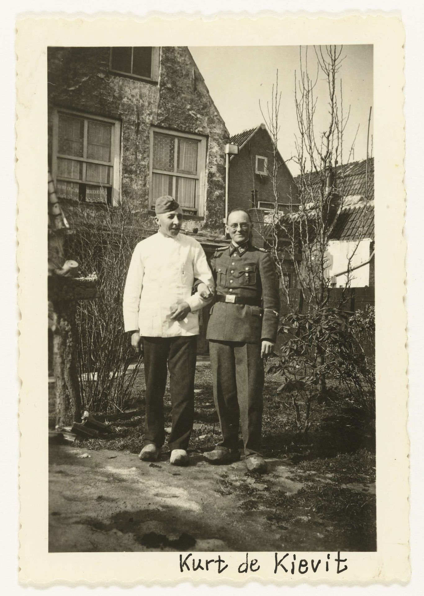 Wehrmacht soldaat met Nederlandse man by Anonymous