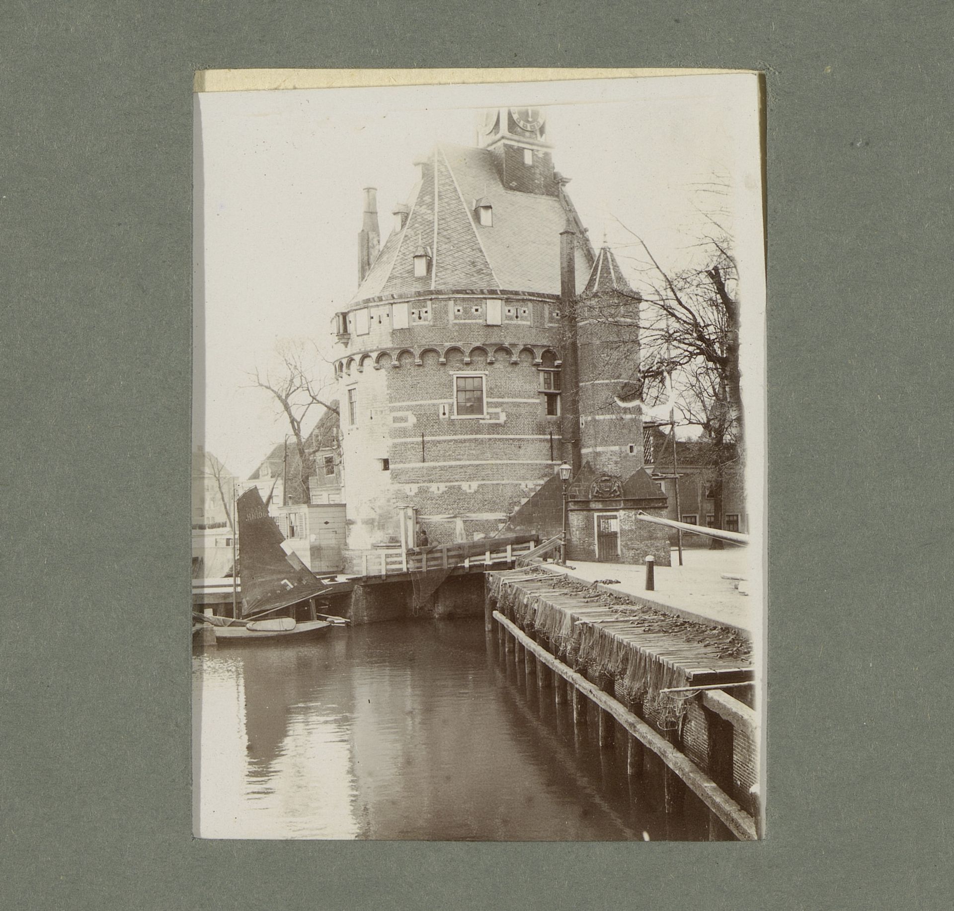 Gezicht op de hoofdtoren te Hoorn by G. Hidderley