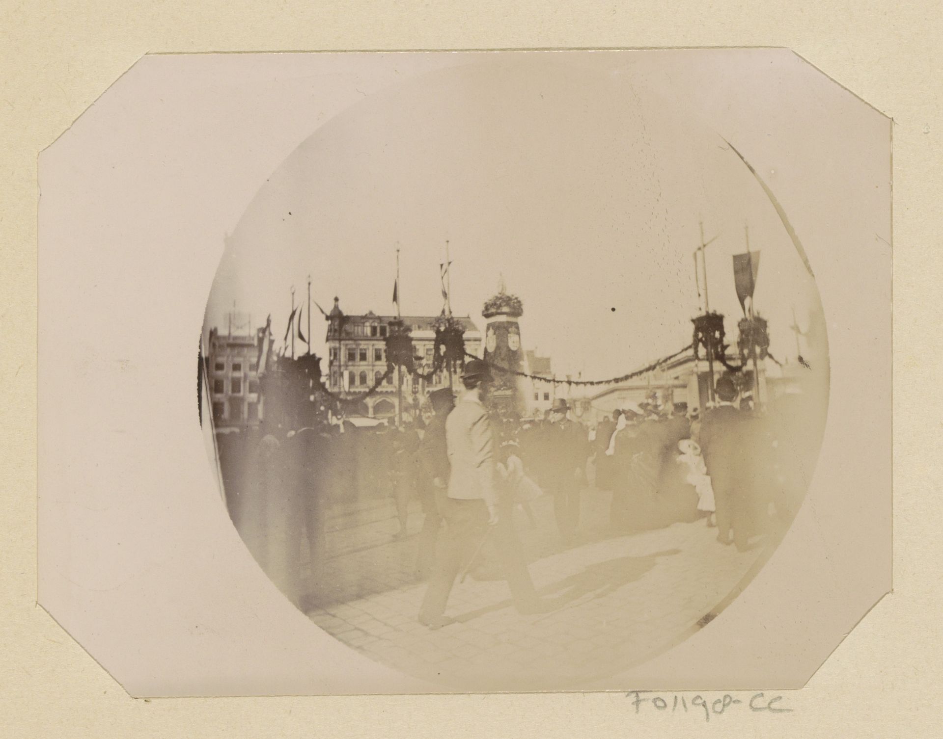 Gezicht op de Dam tijdens het bezoek van keizer Wilhelm II van Duitsland by Johanna Margaretha Piek
