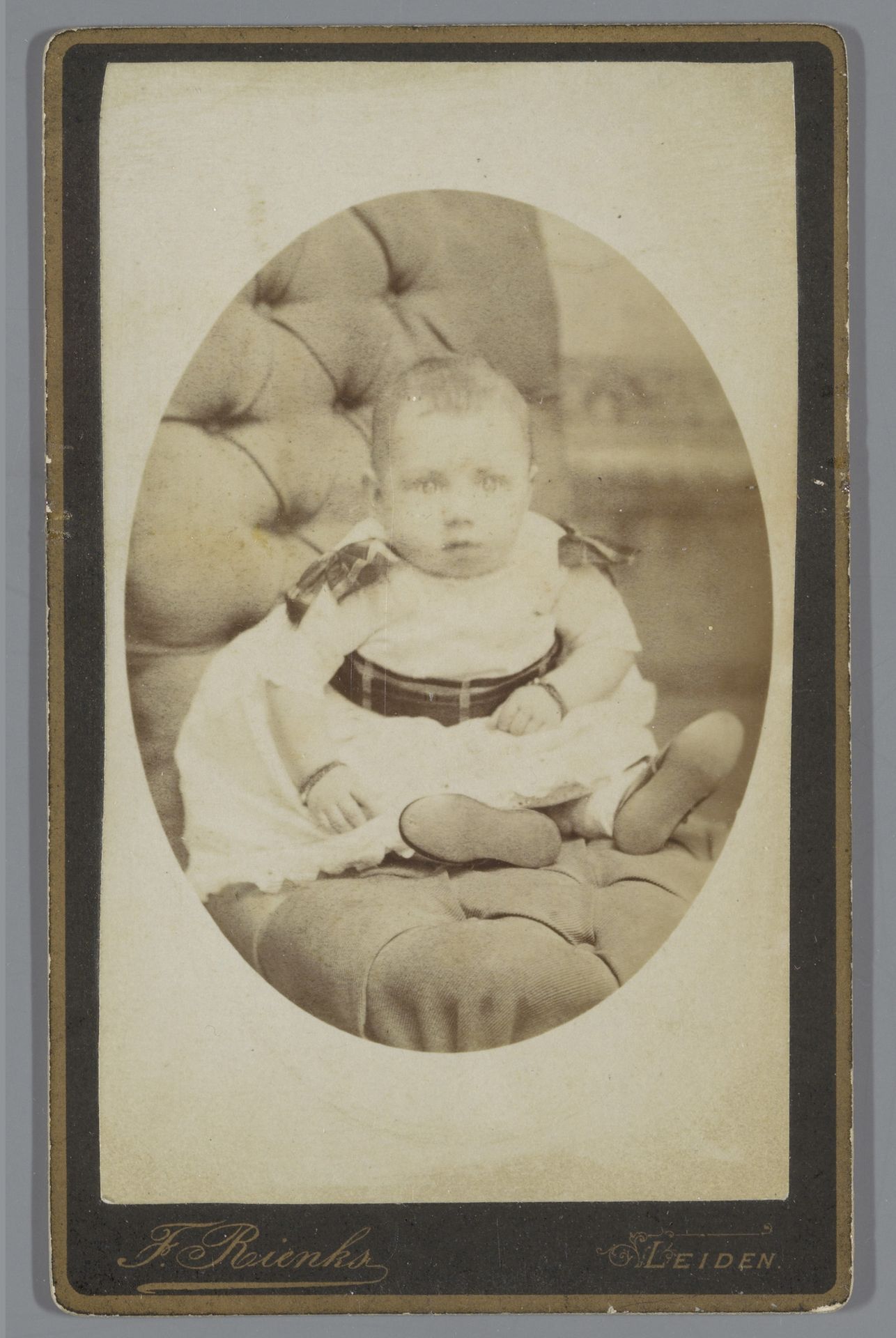 Portret van een onbekende baby op een stoel by Jan Frederik Rienks