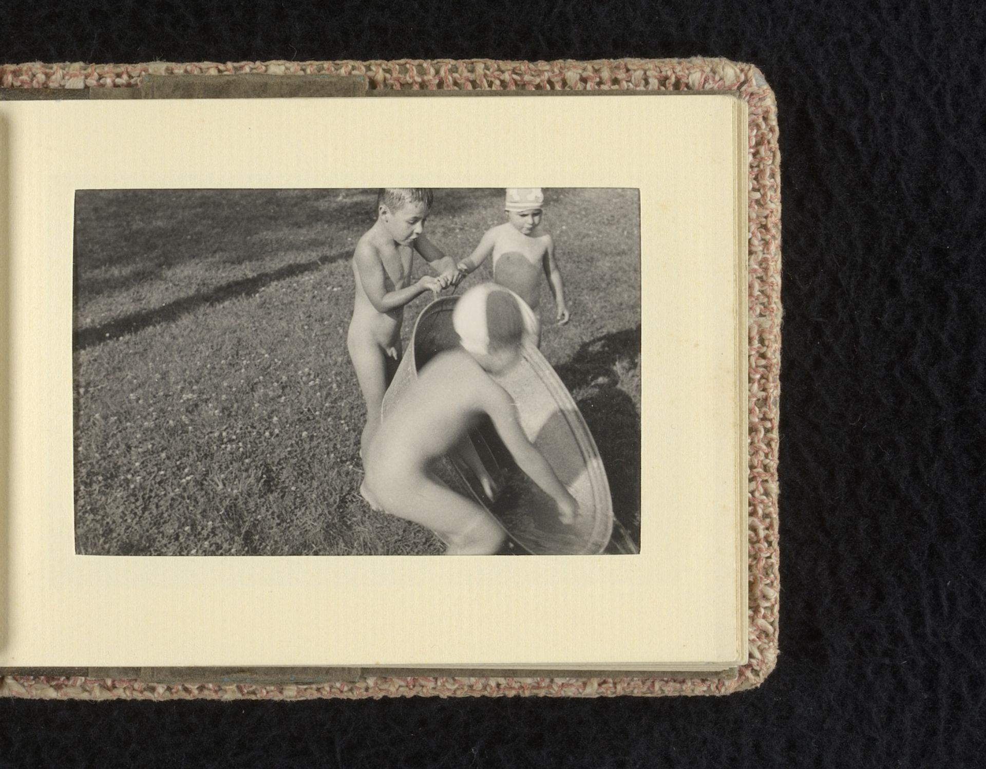 Isabel Wachenheimer in de tobbe met onbekende kinderen, juli-augustus 1933, Hamburg by familie Wachenheimer