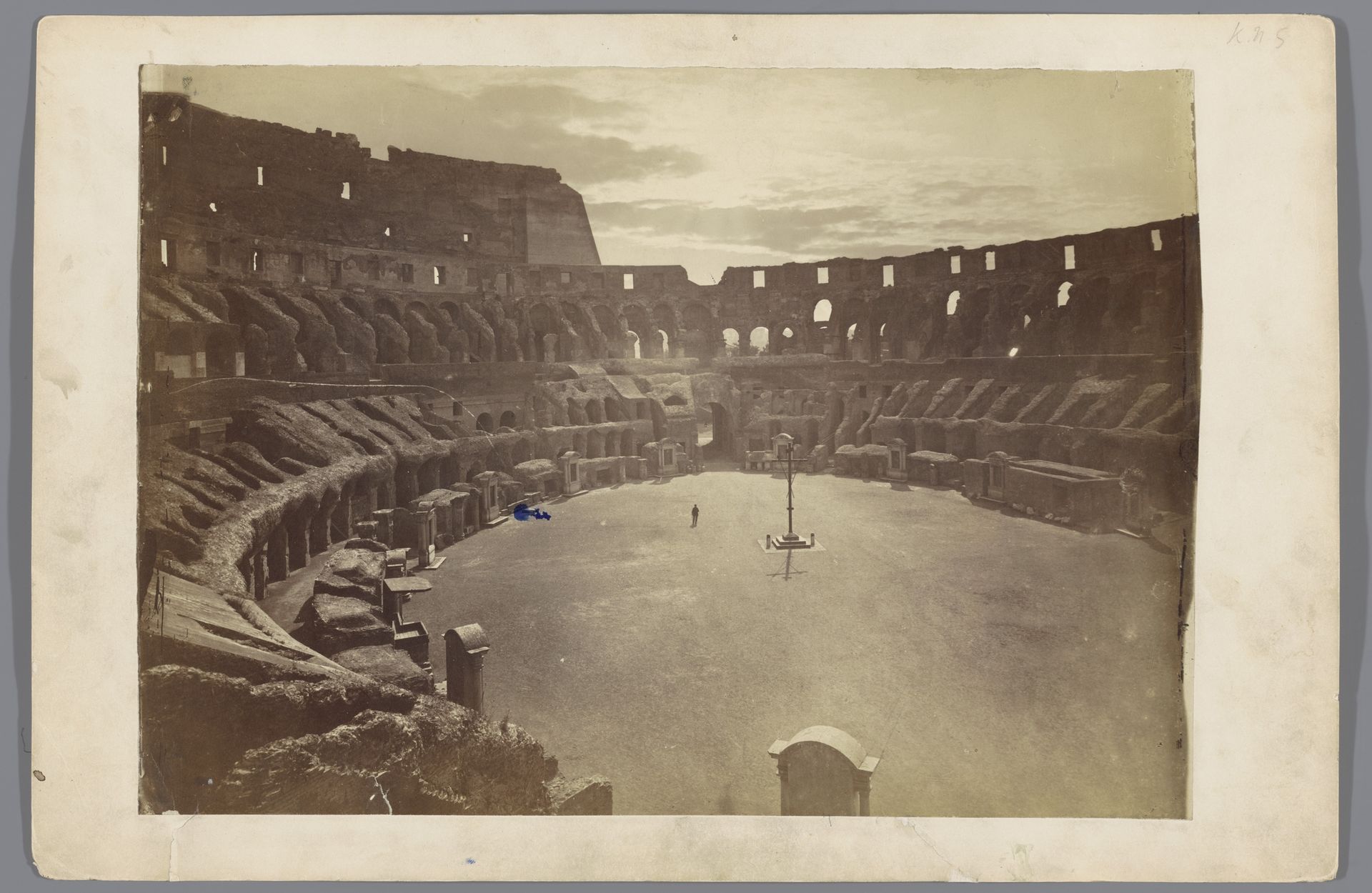 Interieur van het Colosseum in Rome in avondlicht, Italië by Altobelli & Molins