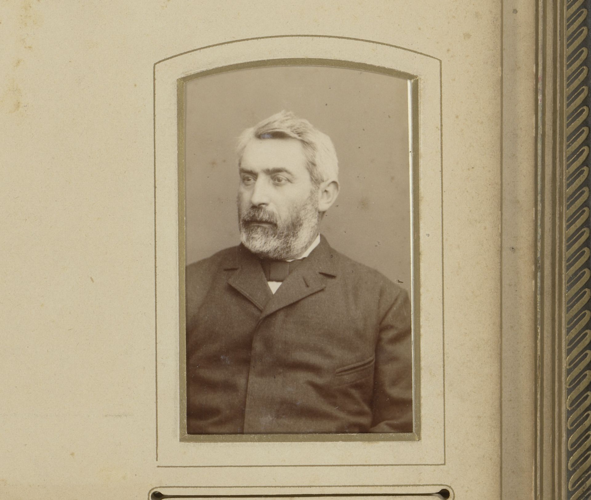 Portret van een zittende man met snor en baard by Léonard Hubert Zeyen