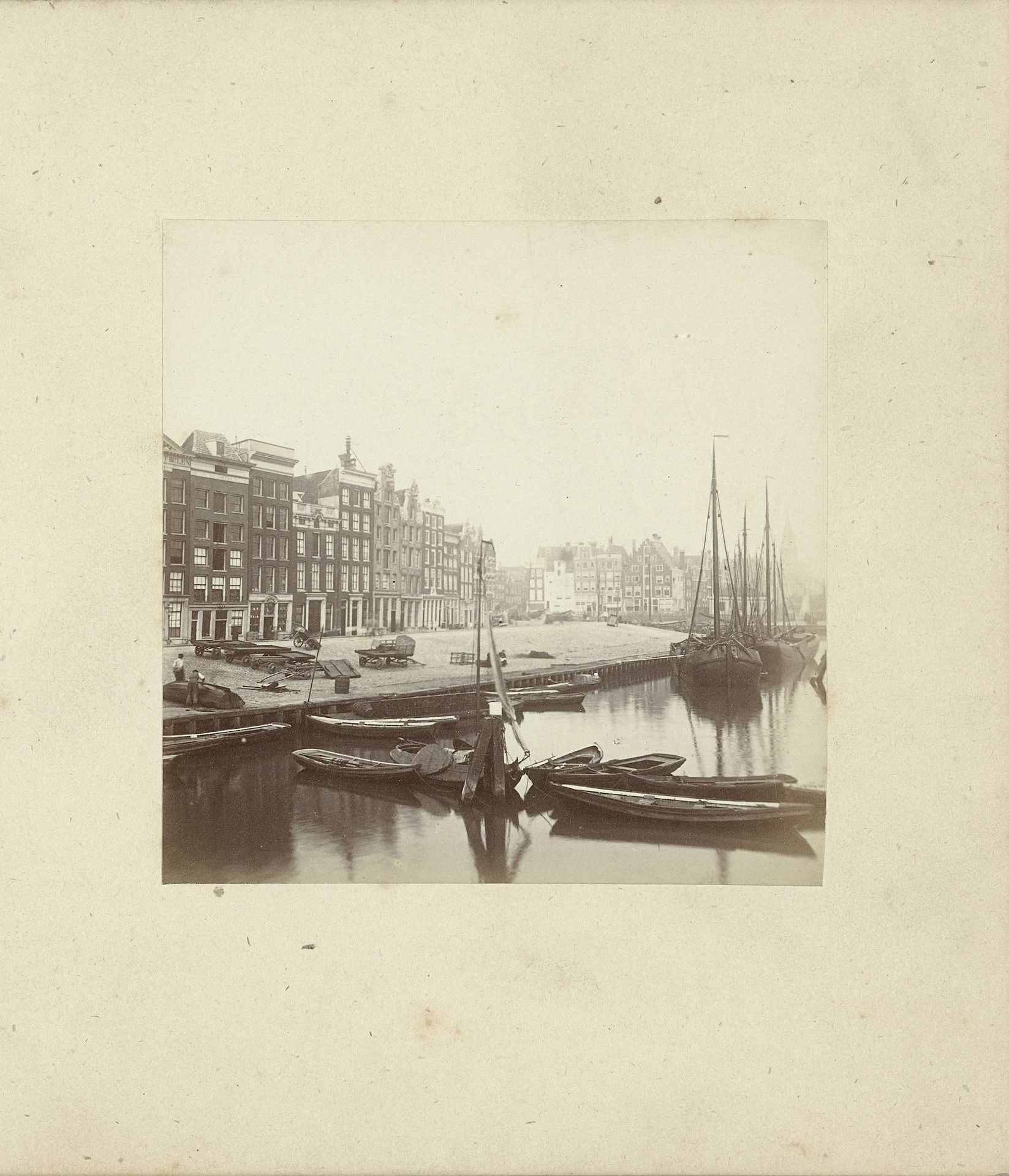 Gezicht op de haringpakkerij, thans deel van de Prins Hendrikkade in Amsterdam by Anonymous
