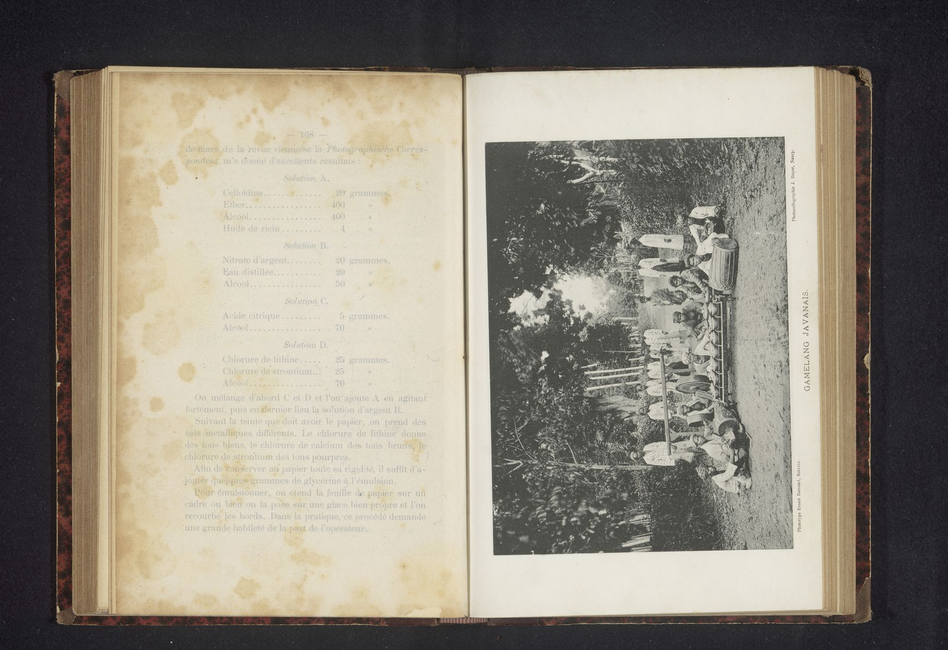 Gamelan poserend op een landweg by Ernest Romand