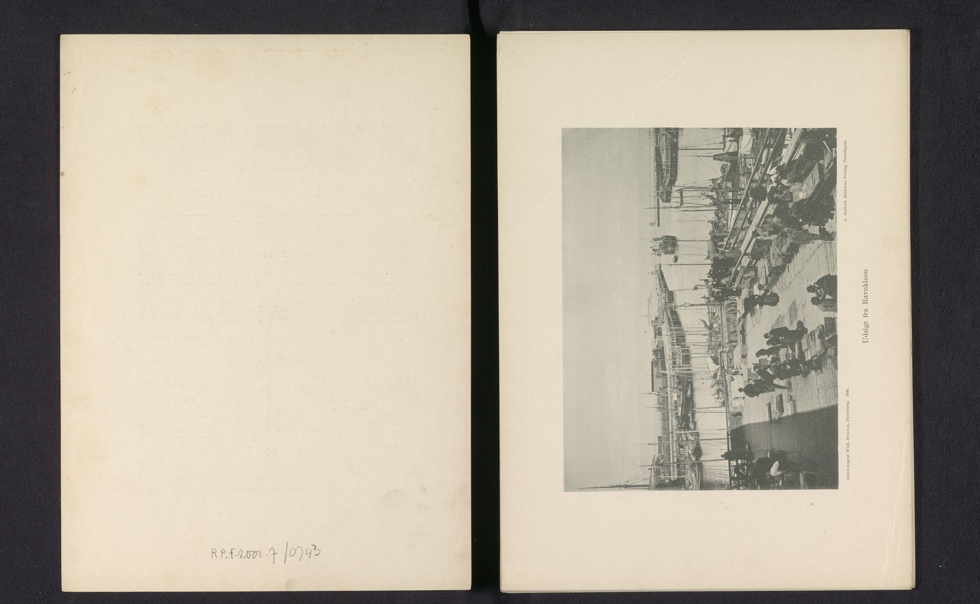 Gezicht op een markt bij Ravnkloa in Trondheim by Wilhelm Dreesen