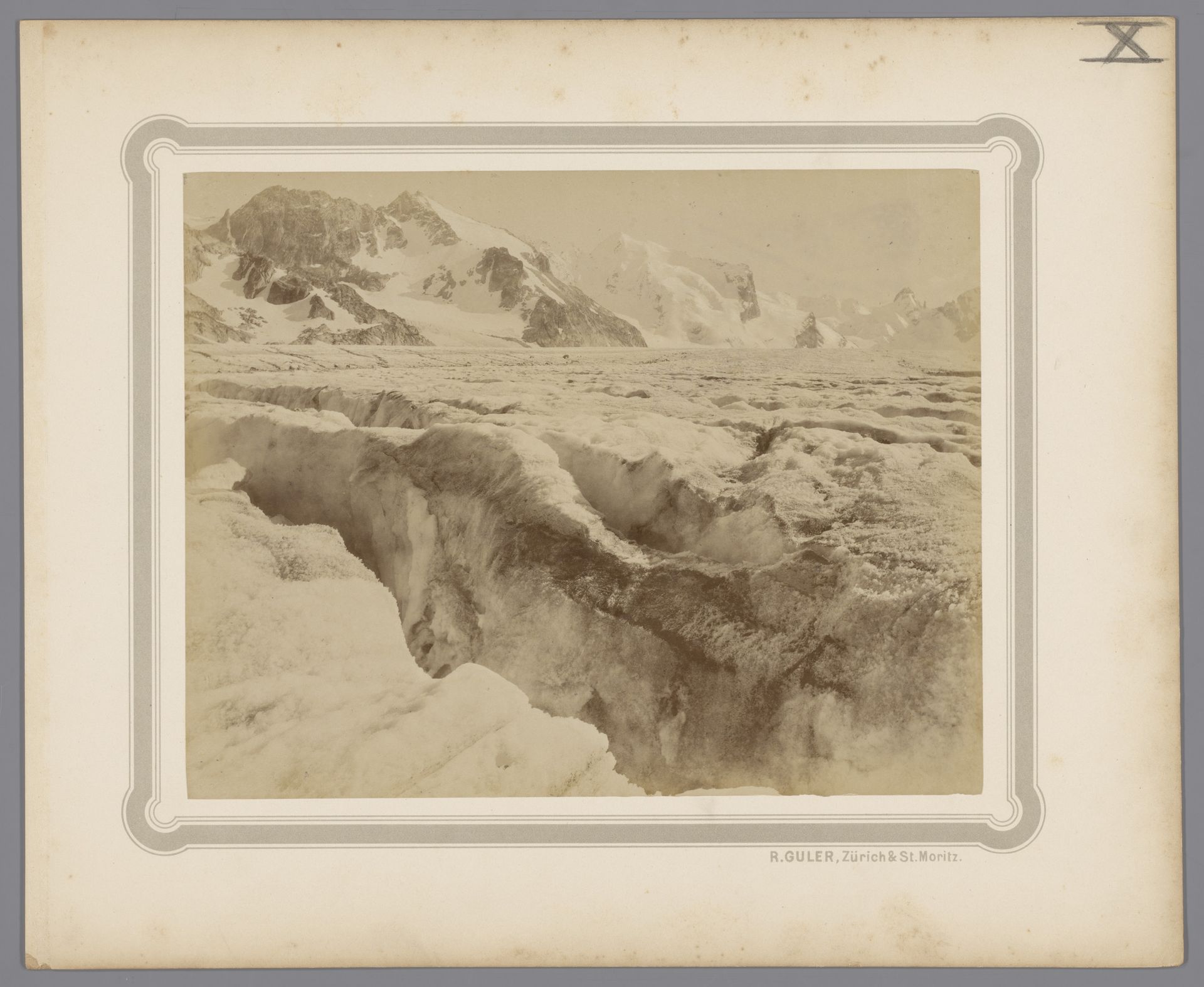 Foto van Alpen, vanuit een besneeuwde bergtop, Zwitserland [?], Duitsland [?], Italië [?] by Romedo Guler