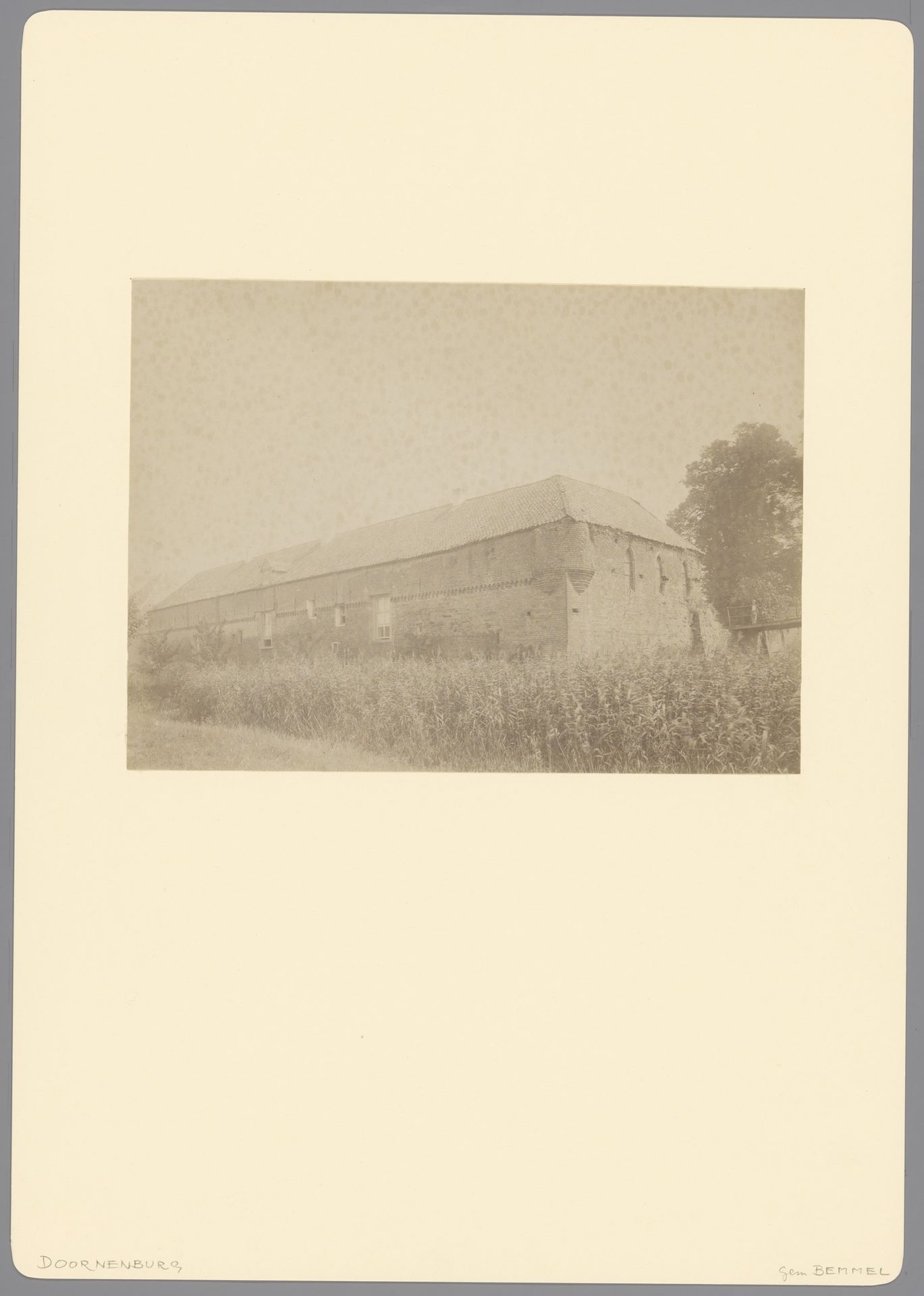 Gezicht op de boerderij bij Kasteel Doornenburg by anoniem (Monumentenzorg)