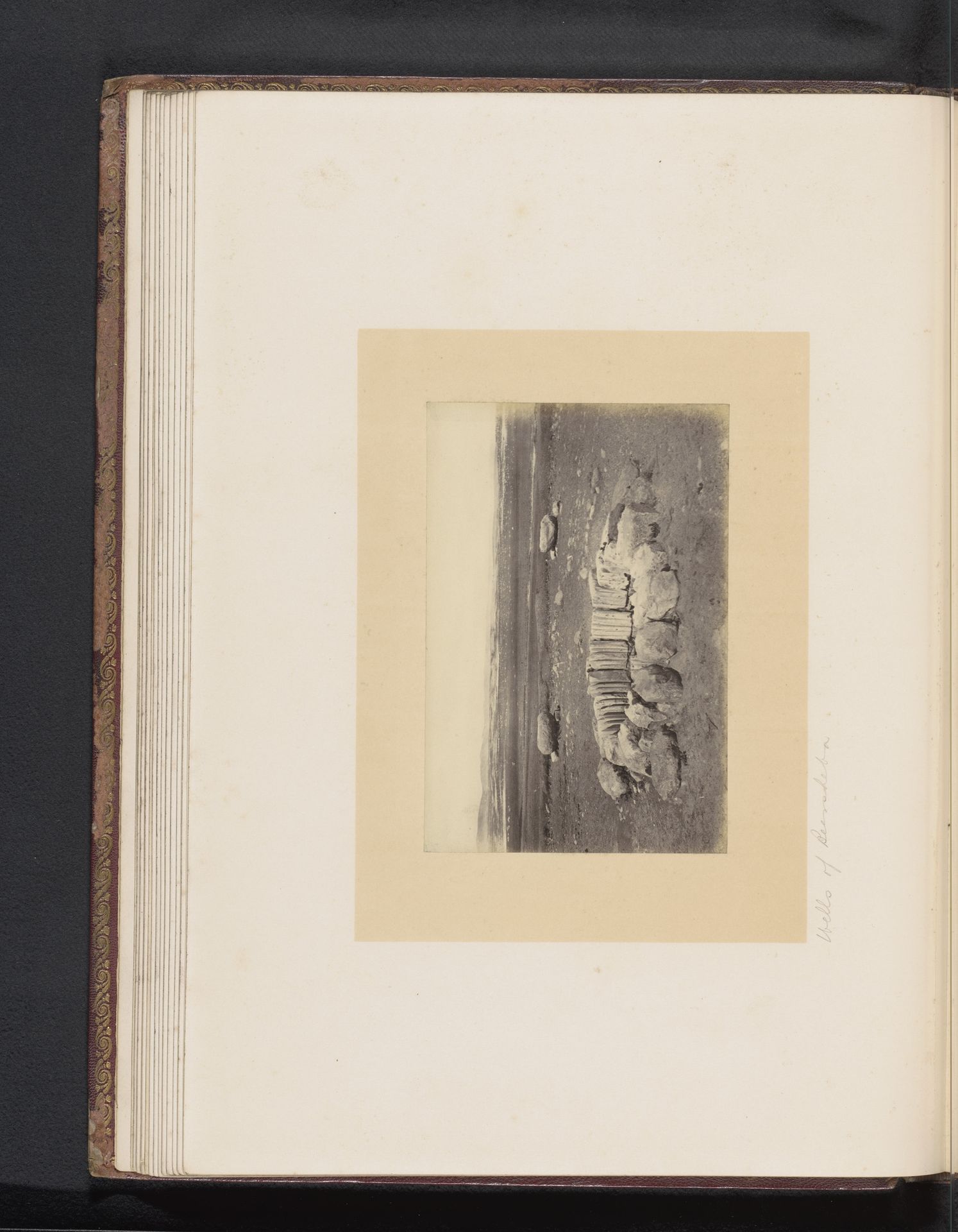 Gezicht op een put in Beër Sjeva by Francis Frith