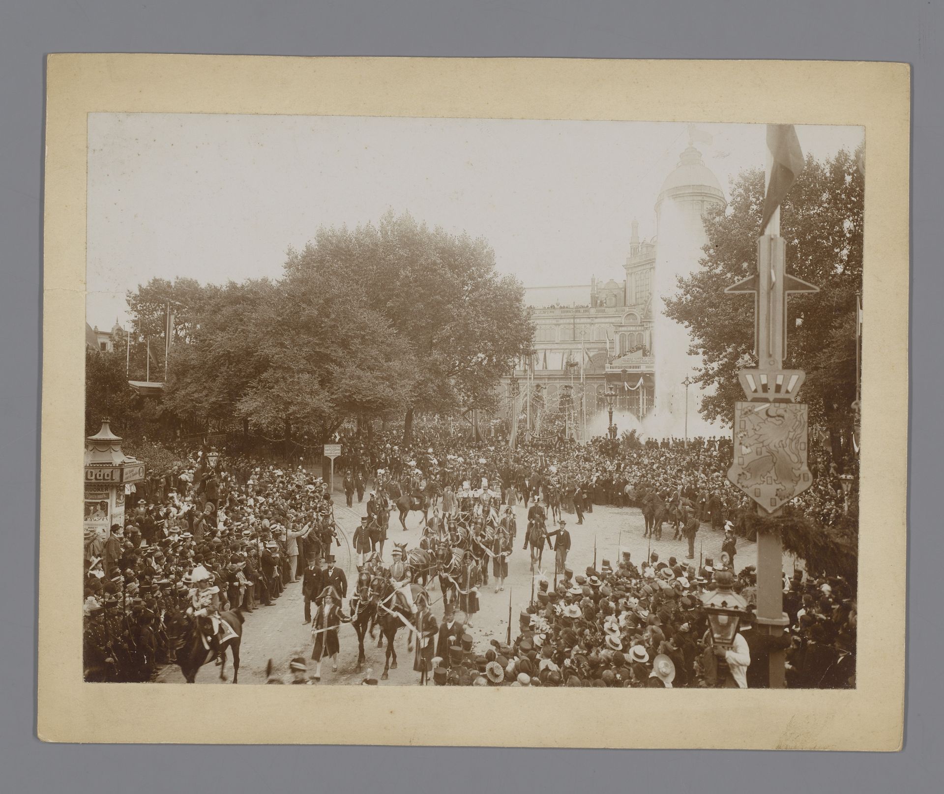 Calèche met prinses Wilhelmina en koningin-moeder Emma, Frederiksplein, Amsterdam by Guy de Coral & Co.