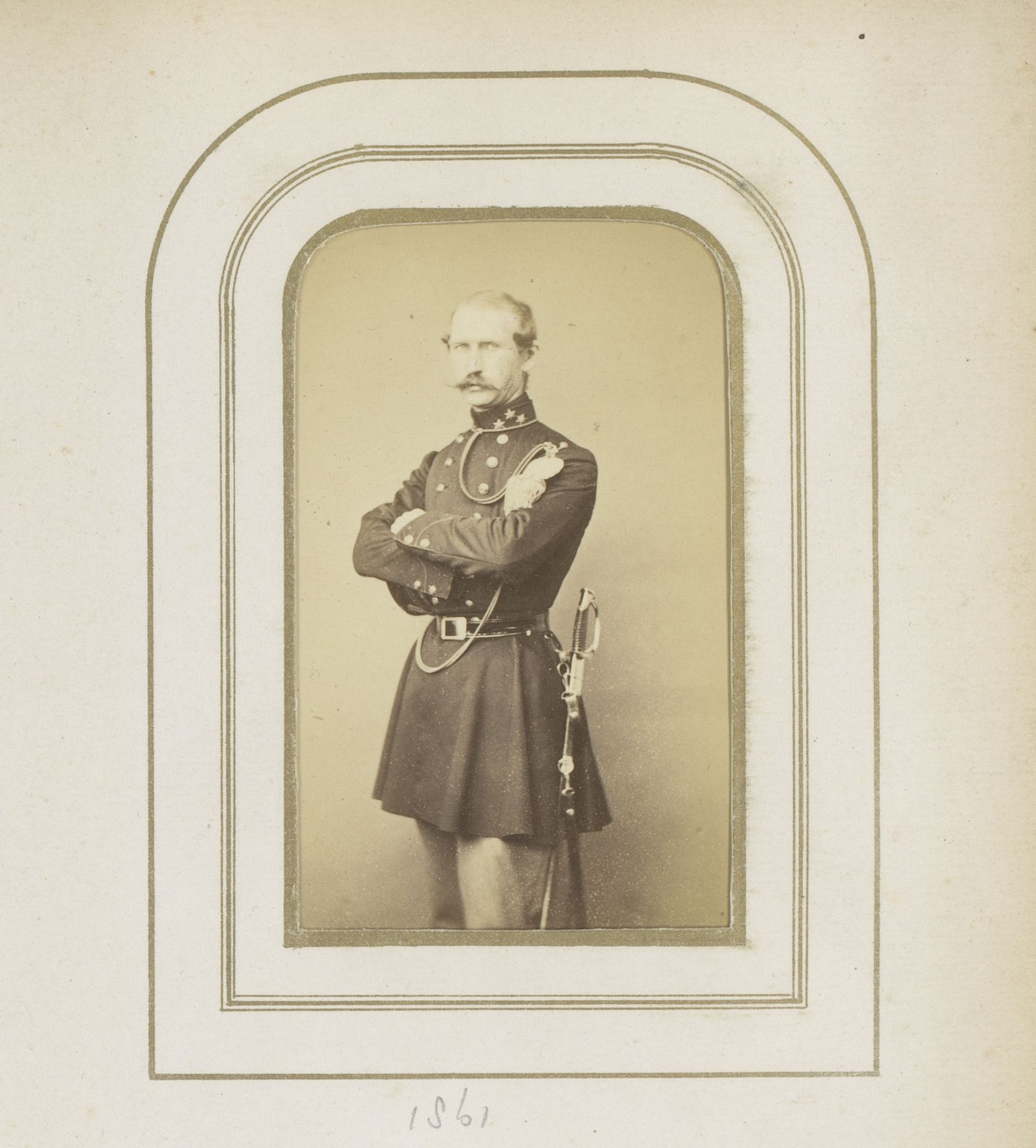 Portret van een man met zwaard in uniform met medailles by Ghémar Frères