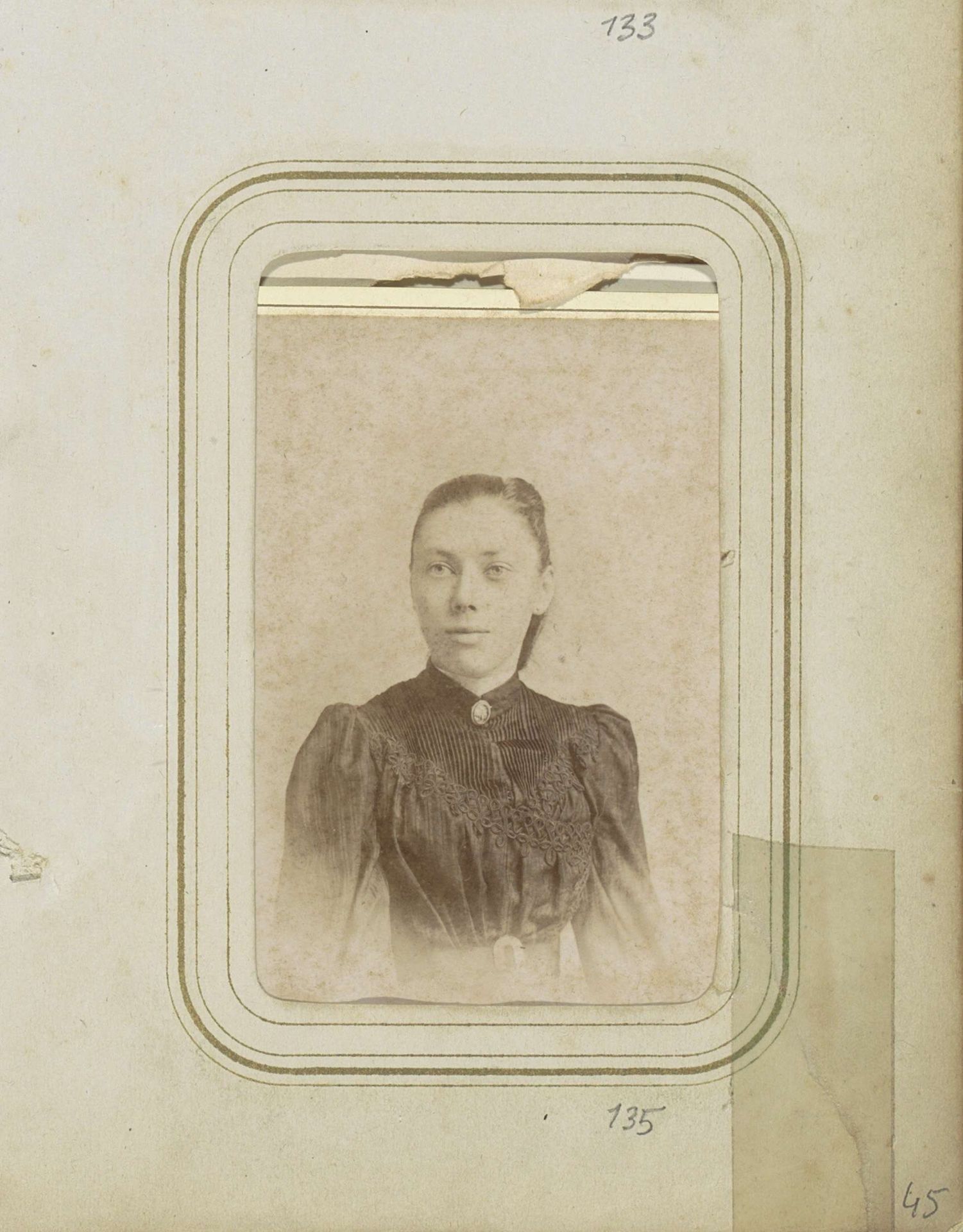 Portret van een vrouw in een jurk met een halssieraad by F. Meeus-Verbeke