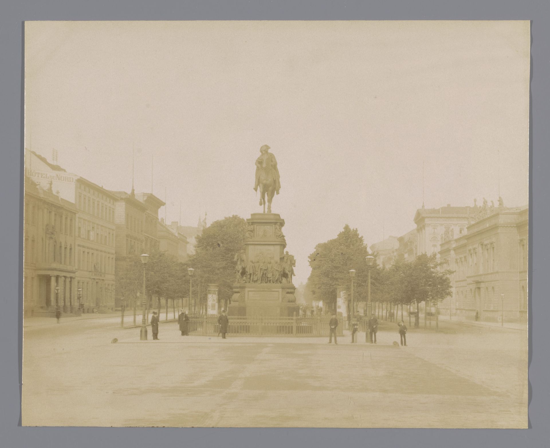 Ruiterstandbeeld van Frederik de Grote aan de Unter den Linden, Berlijn by Friedrich Albert Schwartz