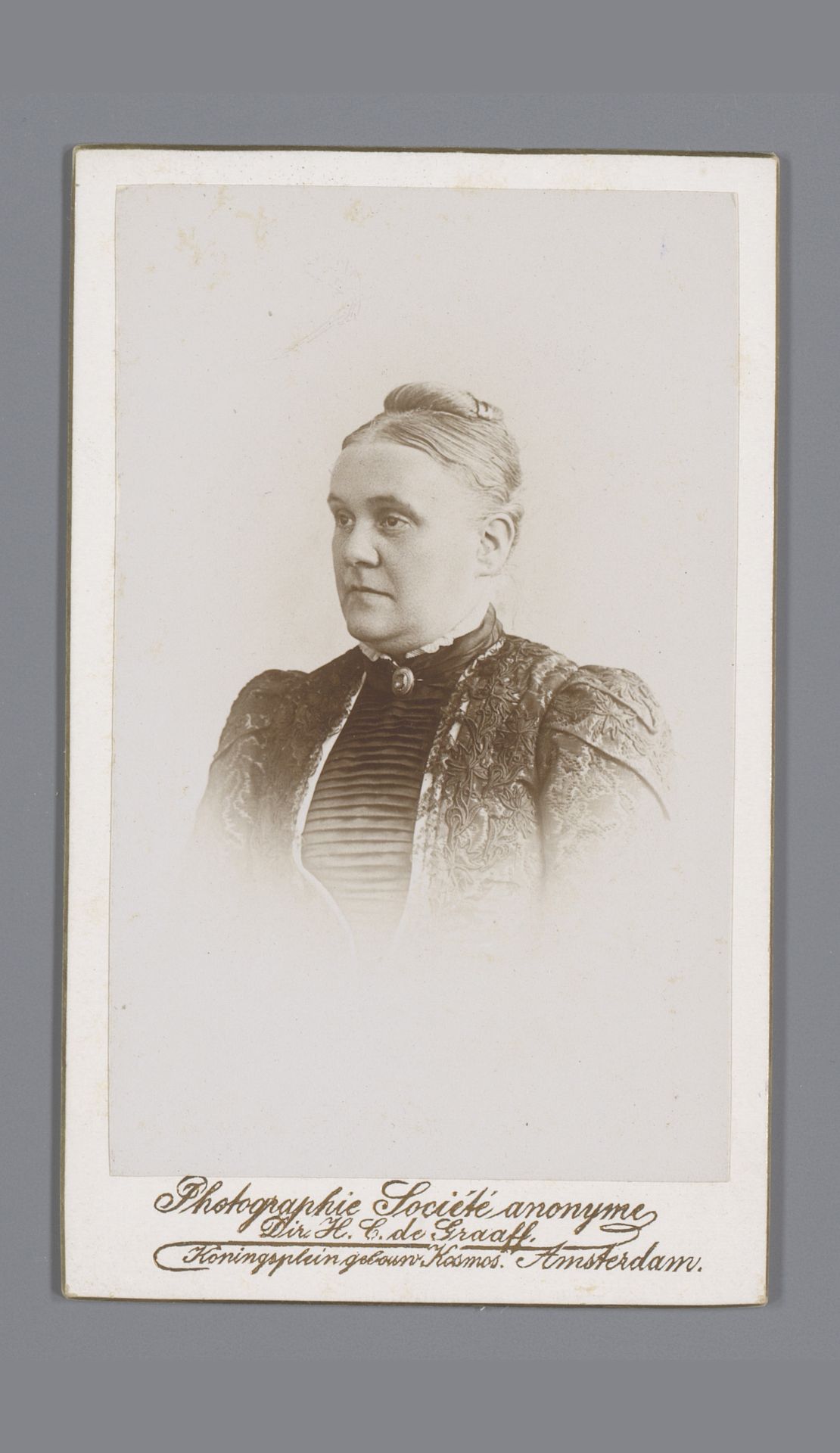 Portret van een onbekende vrouw by H.C. de Graaff