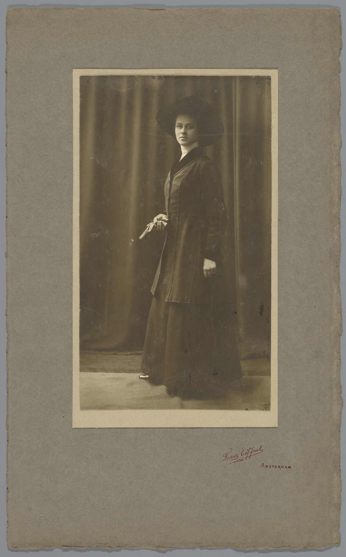 Portret van een onbekende vrouw by Franz Eiffert
