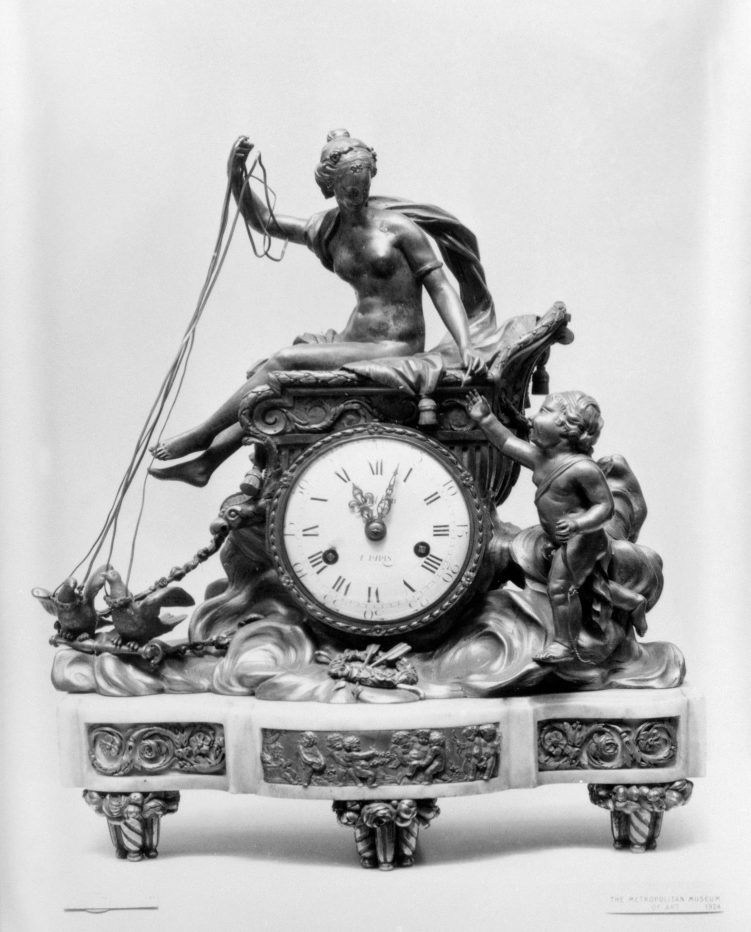 Mantel clock with Venus and Cupid by Renacle-Nicolas Sotiau