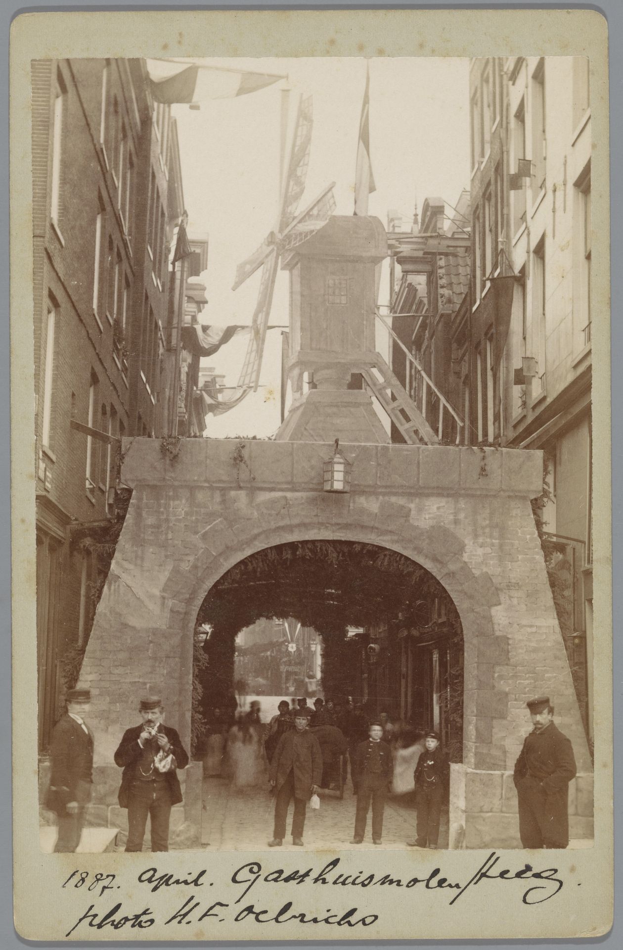 Gezicht op de Gasthuismolensteeg in Amsterdam by Henri Frederic Oelrichs