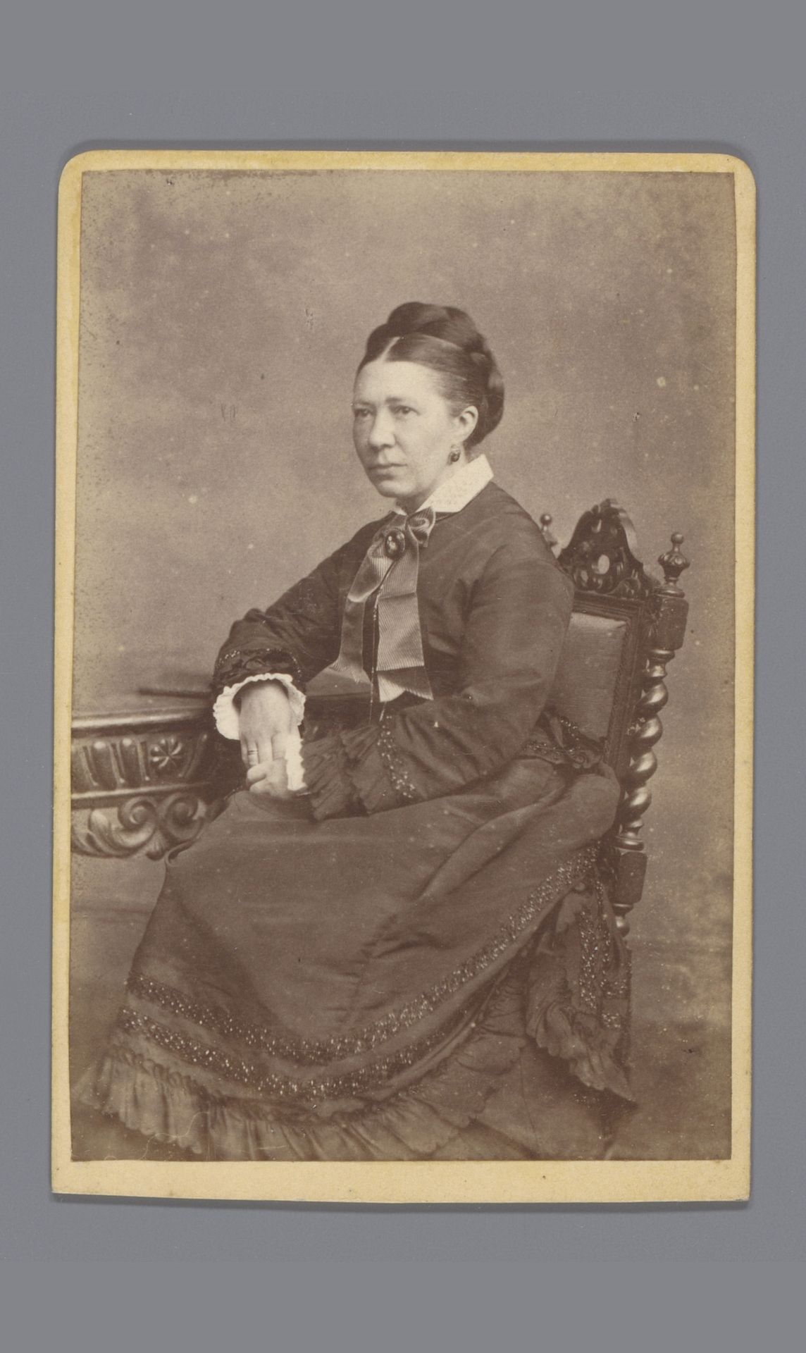 Portret van een onbekende vrouw, zittend aan tafel by Christian Theodor Kirch