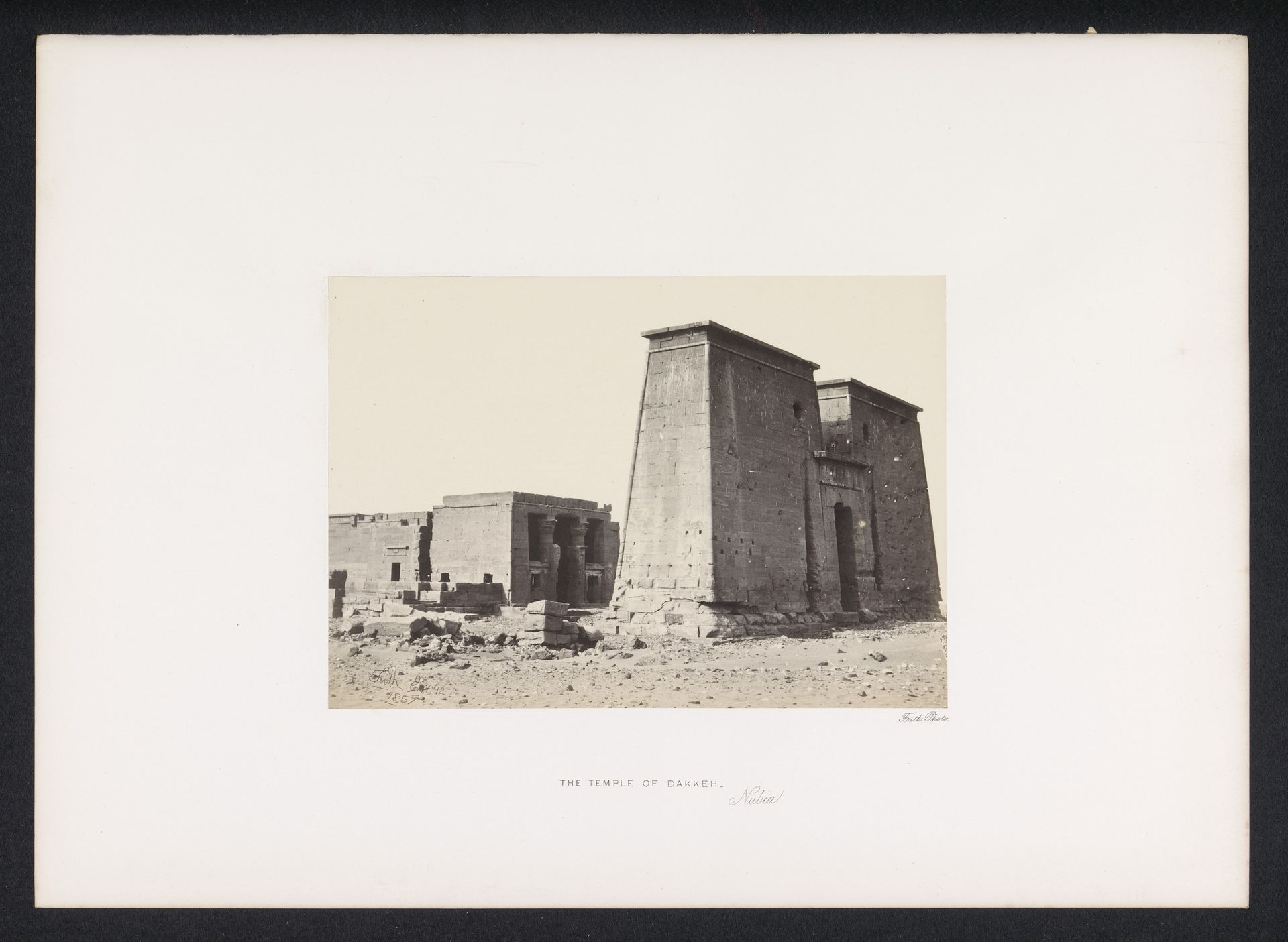 Gezicht op de tempel van Thot te Dakka by Francis Frith