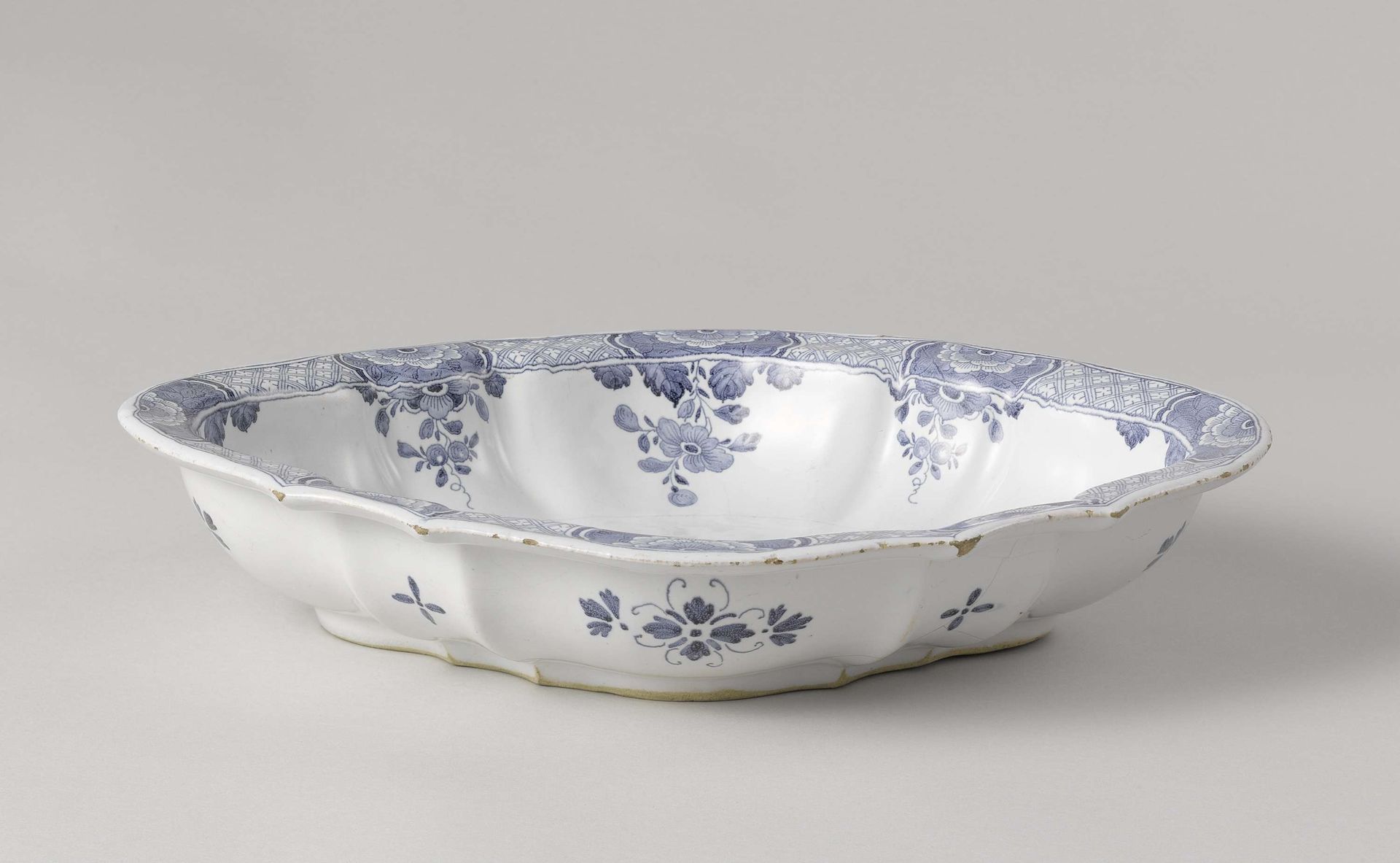 Slakom, beschilderd in blauw met twee spelende kinderen bij een ruïne. by Johan van Kerkhoff