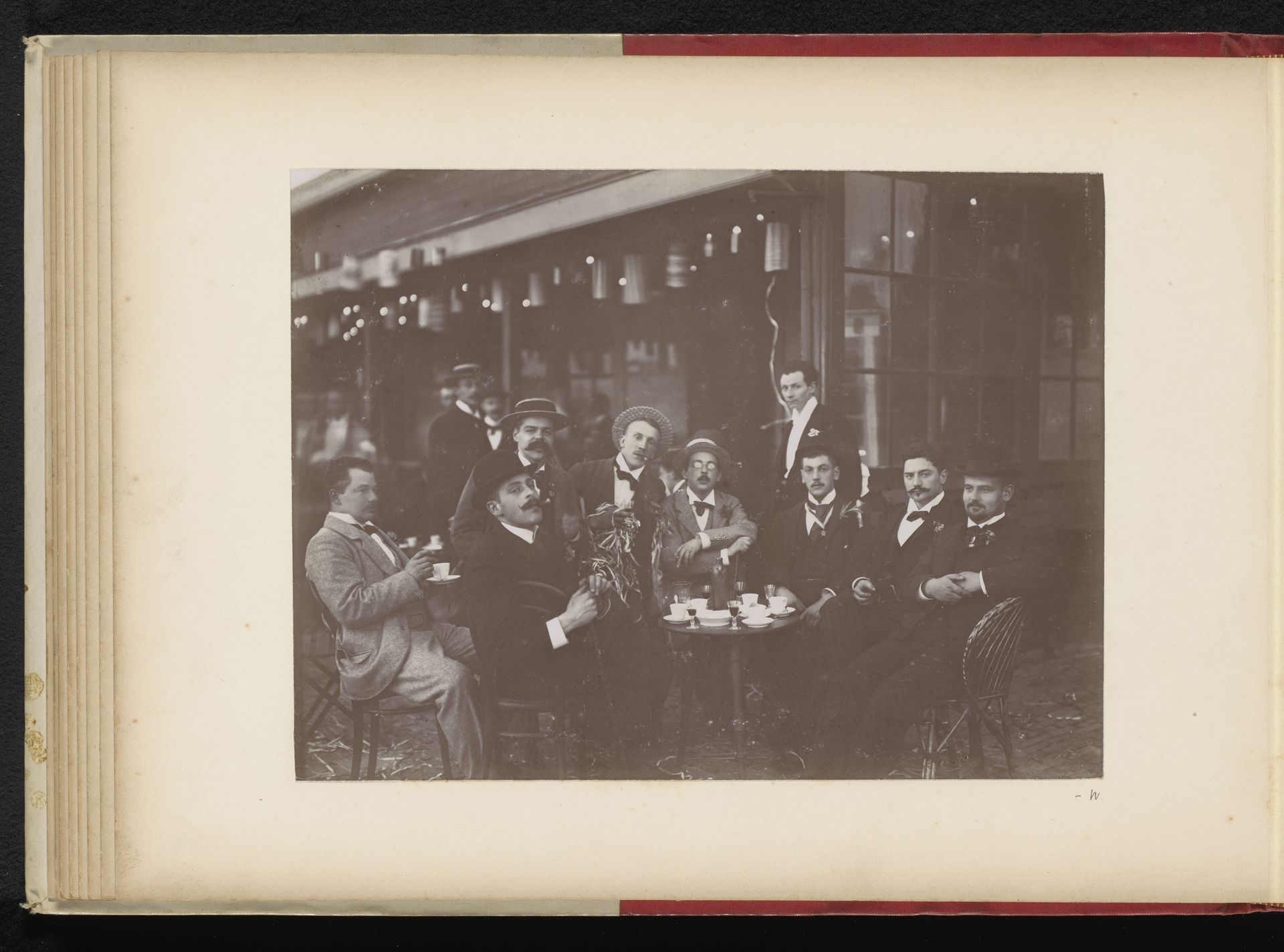 Groep leden van het Amsterdamsch Studenten Corps op een terras, bij avond by Nicolaas Schuitvlot