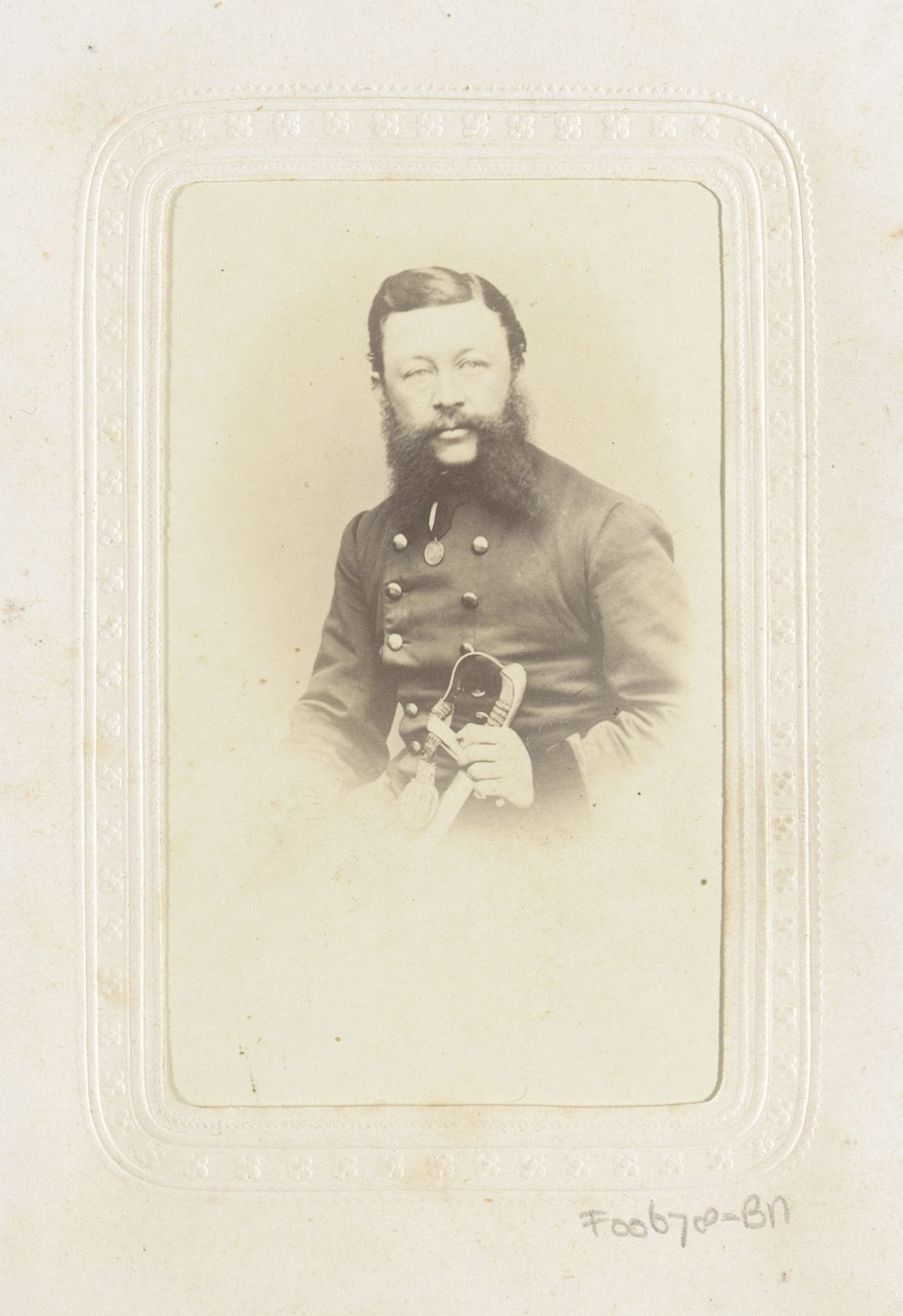 Portret van een man in uniform met sabel by Karl Boos