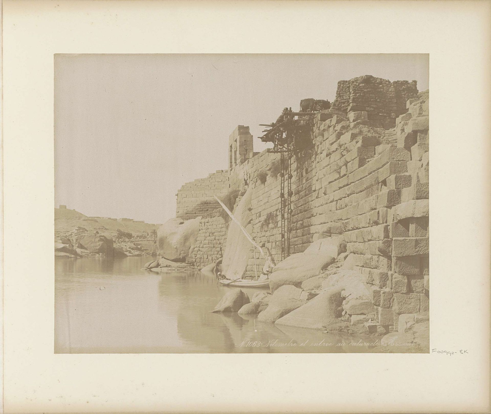 Waterpeilinstrument (Nilometer) en ingang van de waterval in Aswan by C. & G. Zangaki