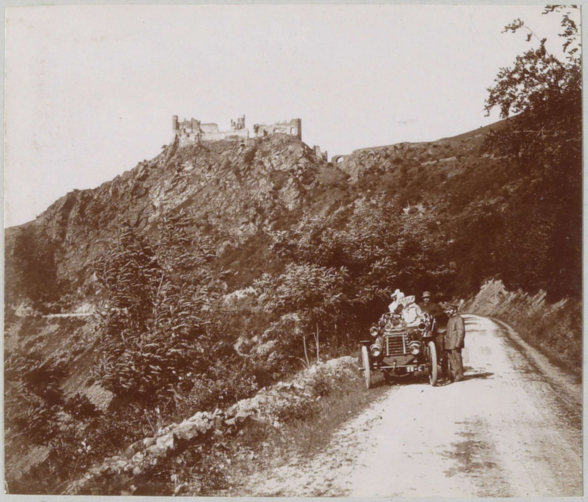 Automobiel op een landweg bij Château-Rocher in Saint-Rémy-de-Blot by Delizy