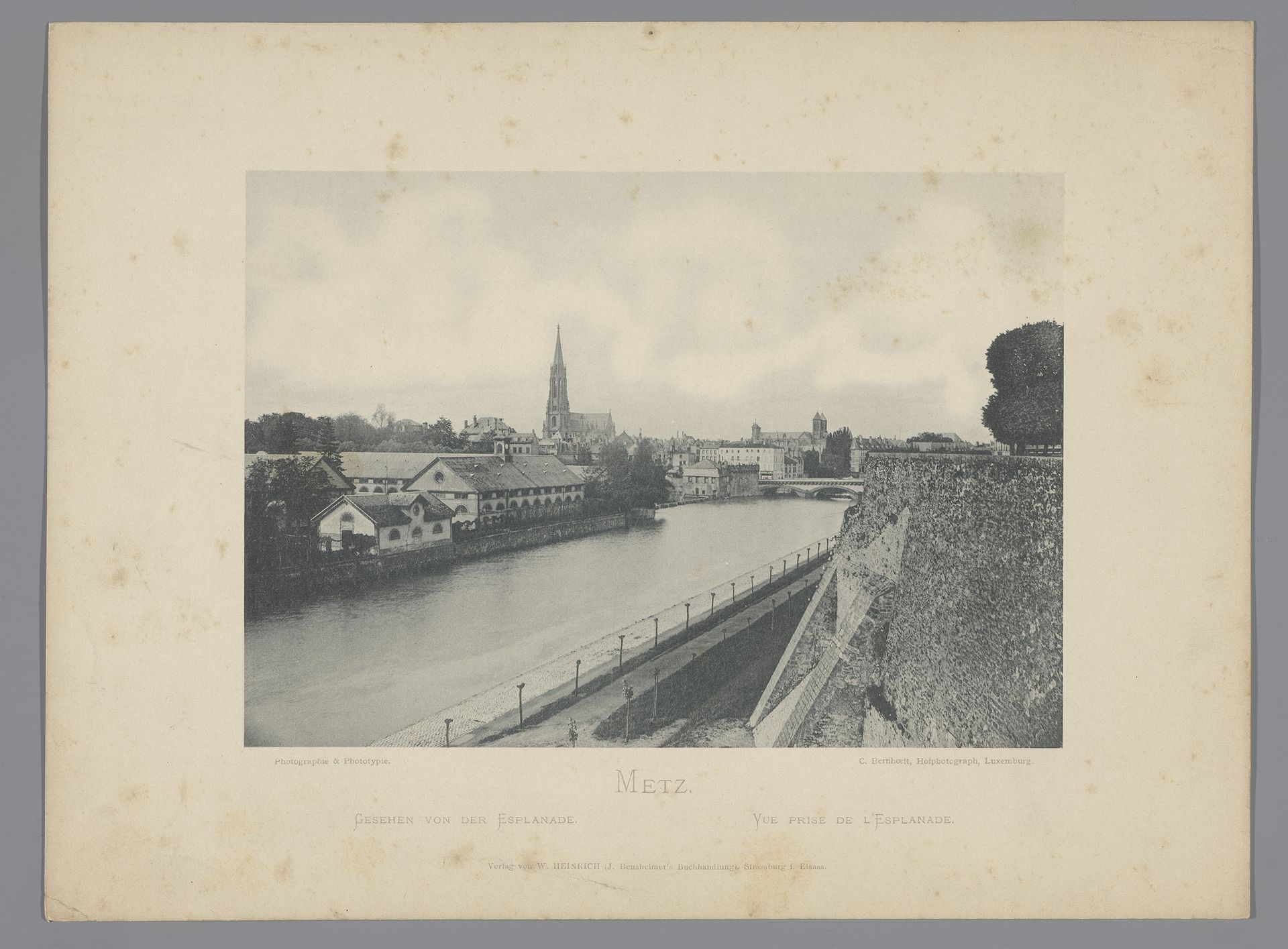 Gezicht op Metz met de Moezel by Charles Bernhoeft