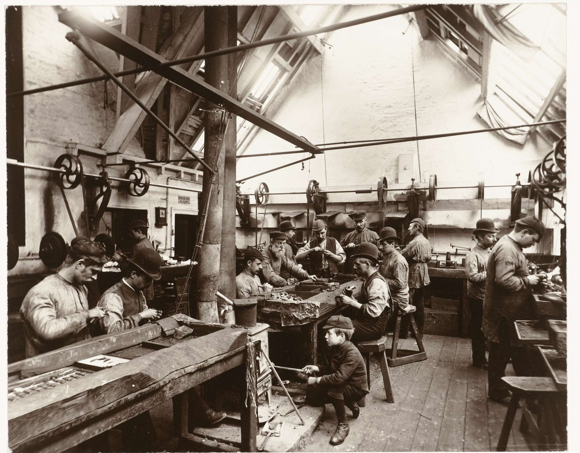 Werknemers rond een werkbank in een fabriek by Frank Meadow Sutcliffe