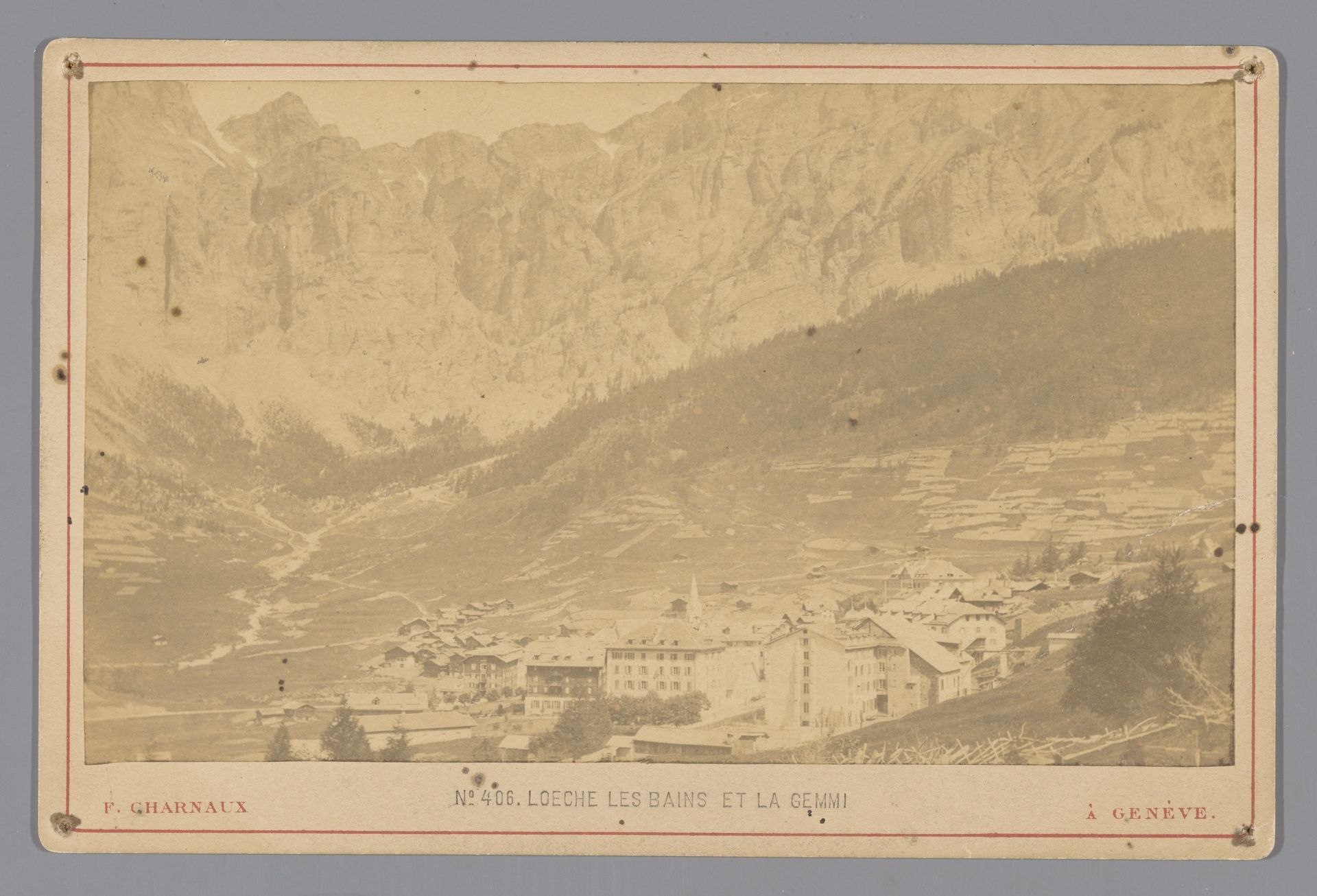 Gezicht op Leukerbad en de Gemmipas in Zwitserland by Florentin Charnaux