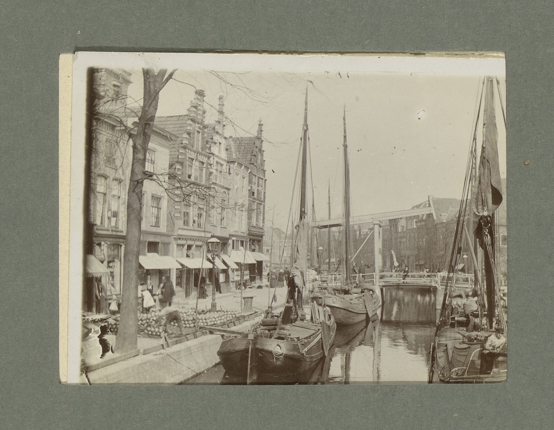 Gezicht op zeilboten in de Turfhaven met op de achtergrond de Pakhuisbrug te Hoorn by G. Hidderley