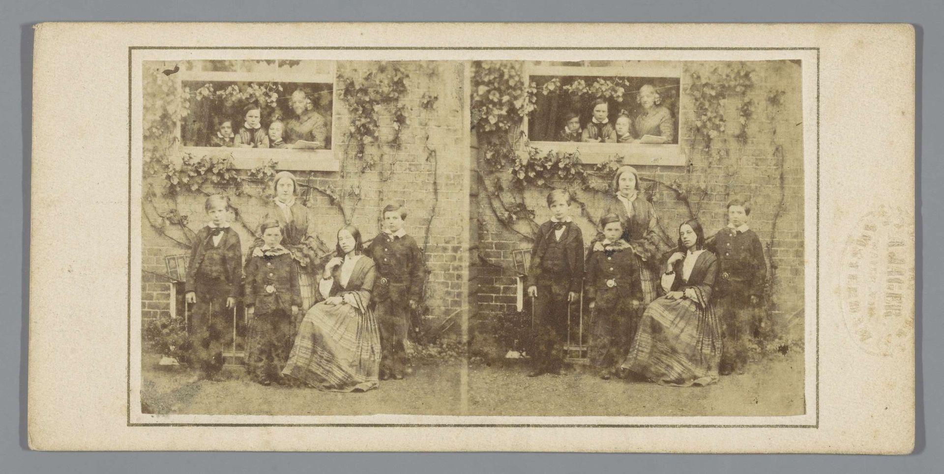 Groepsportret van een familie voor een huis by Andries Jager